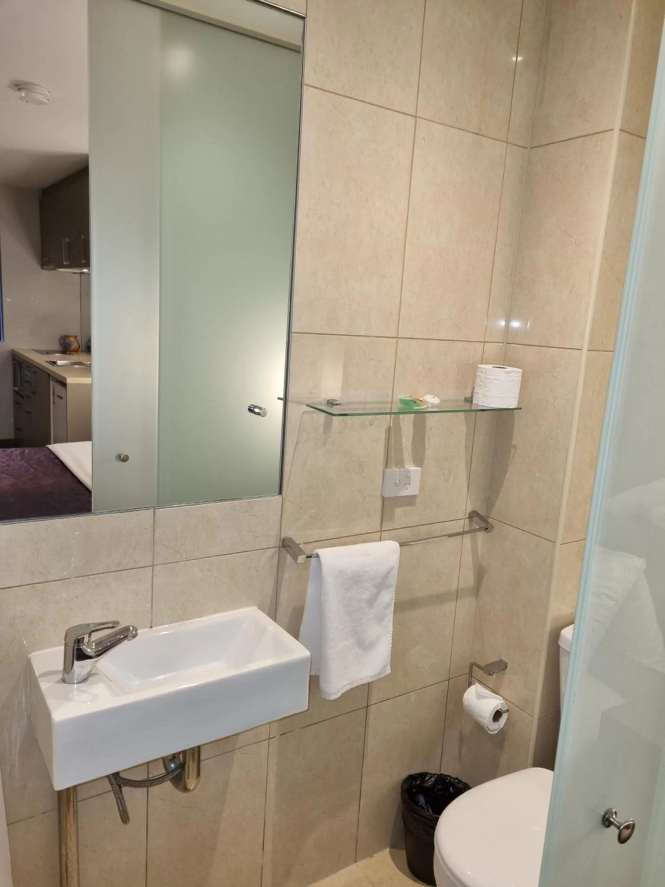 Shower, Bathroom in MVV Motel & Comfy Kew Apartments