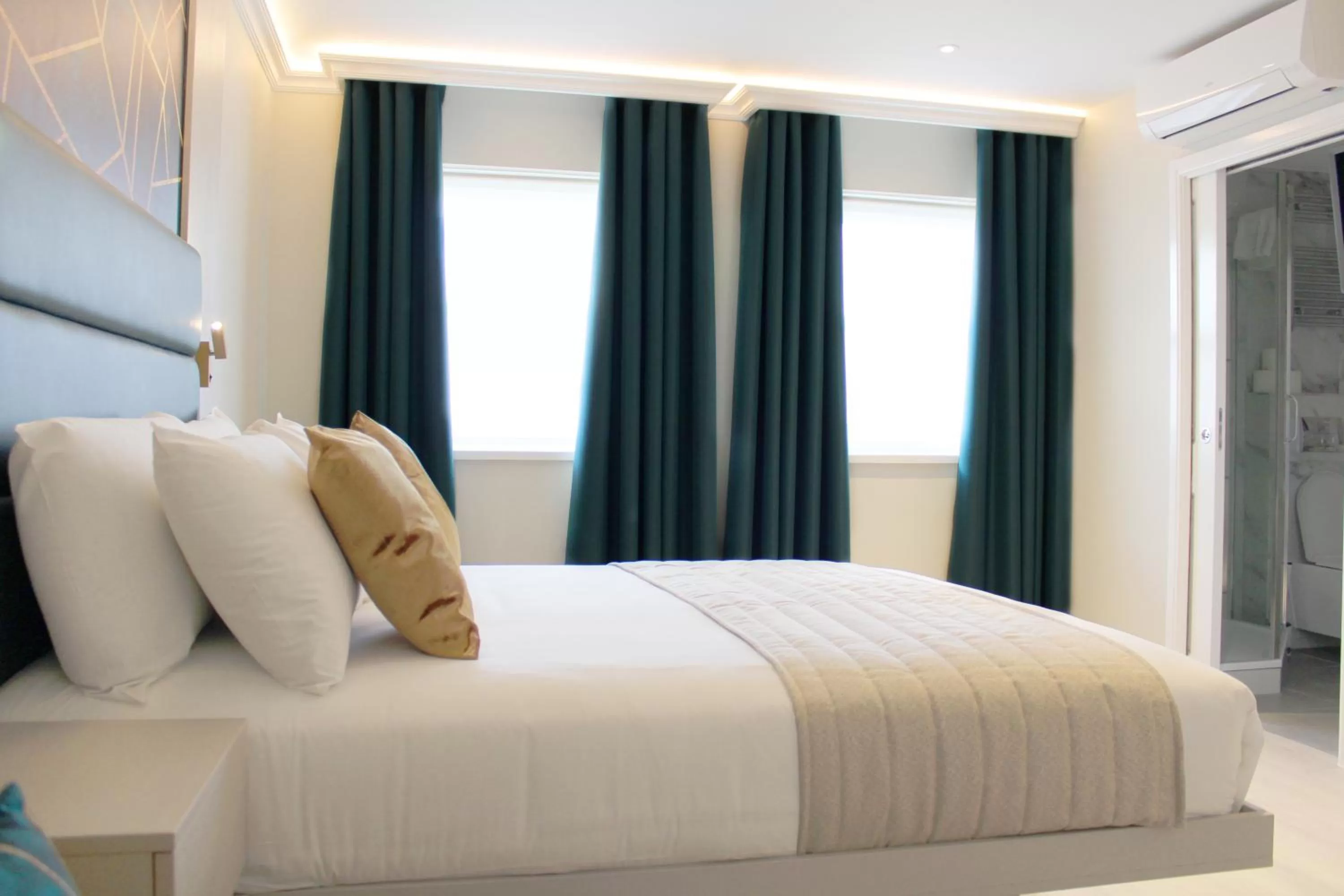 Bedroom in West End Lane II