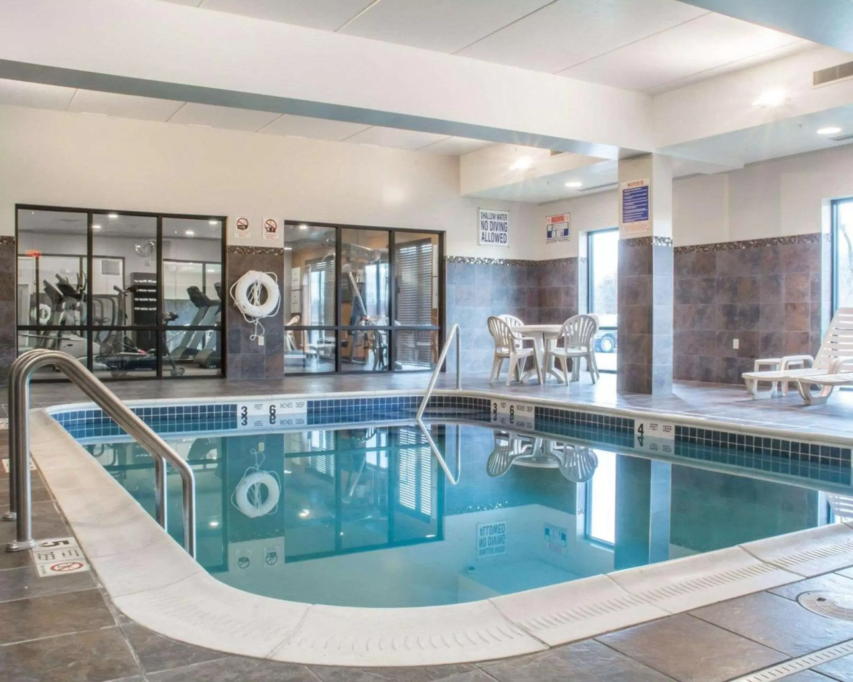 On site, Swimming Pool in Comfort Suites Cicero - Syracuse North