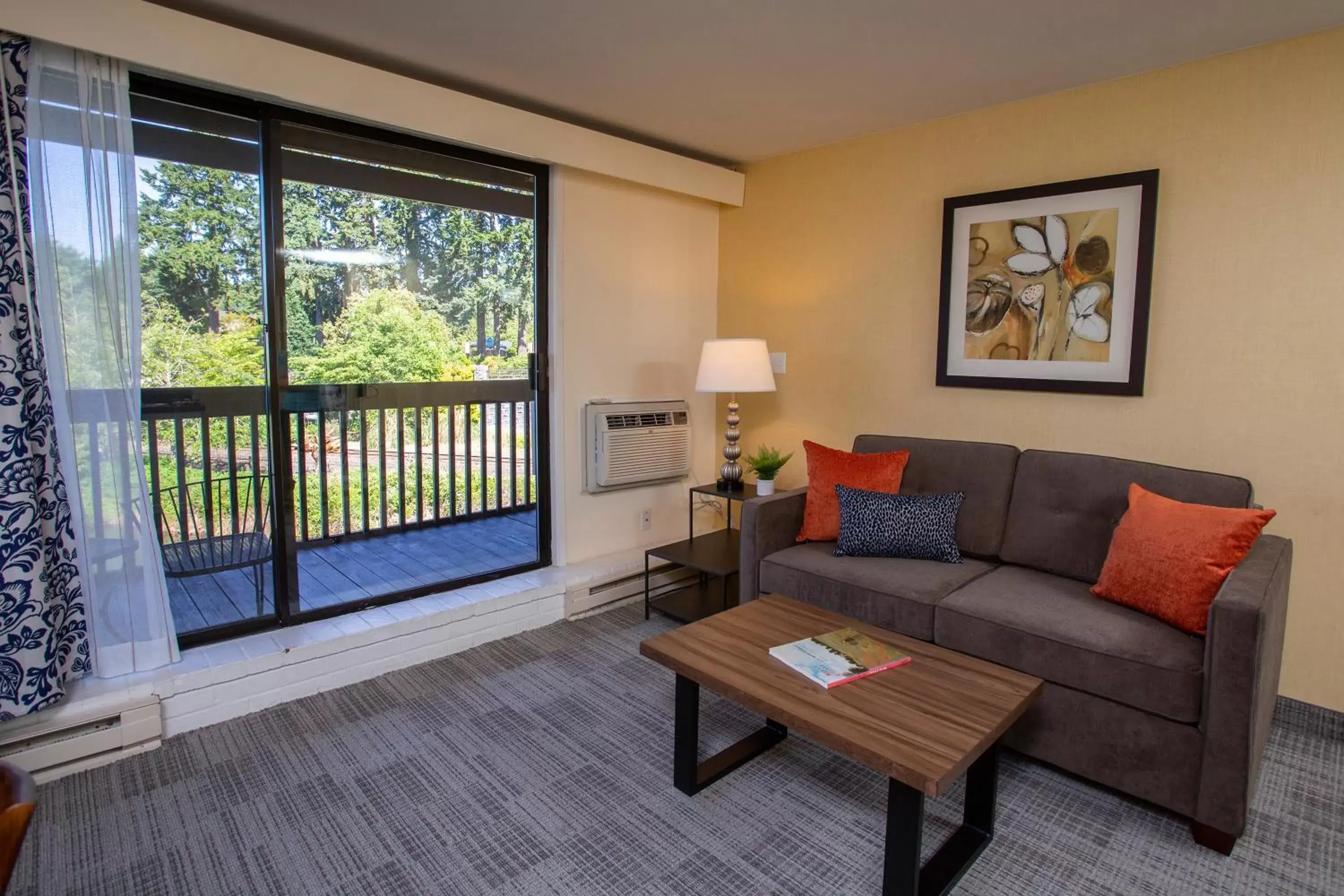 Living room, Seating Area in Lakeshore Inn