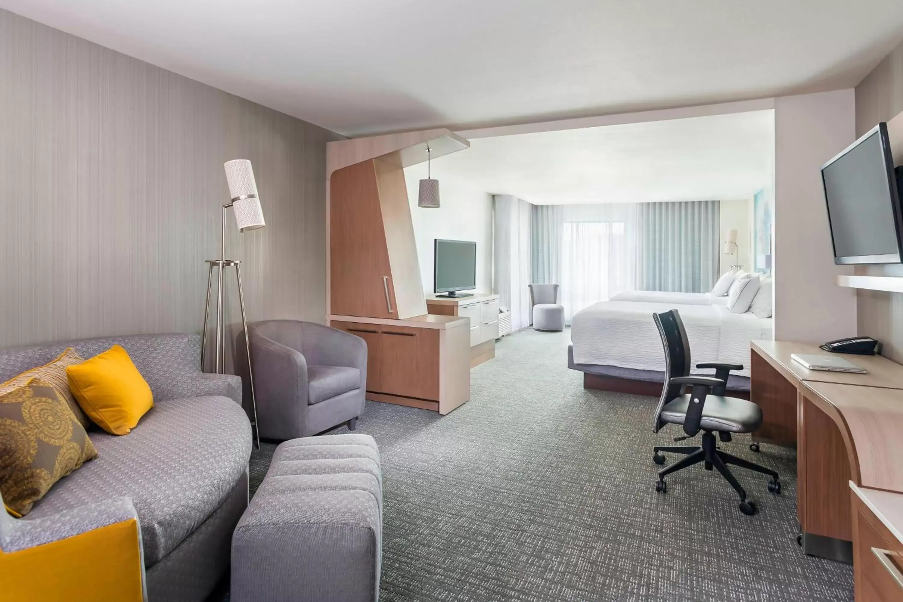 Bedroom, Seating Area in Courtyard by Marriott Stafford Quantico