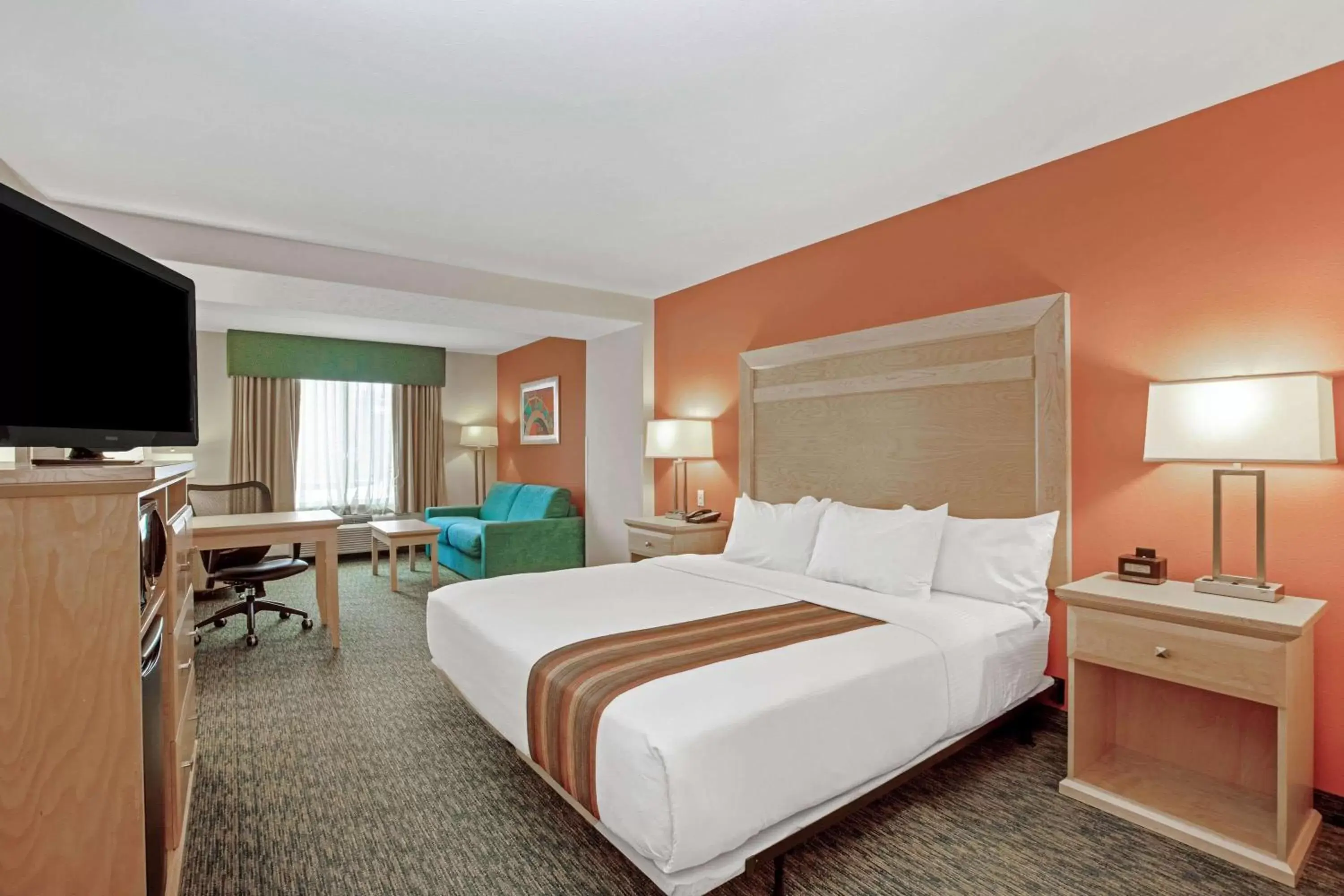 Photo of the whole room, Bed in La Quinta by Wyndham Grand Forks