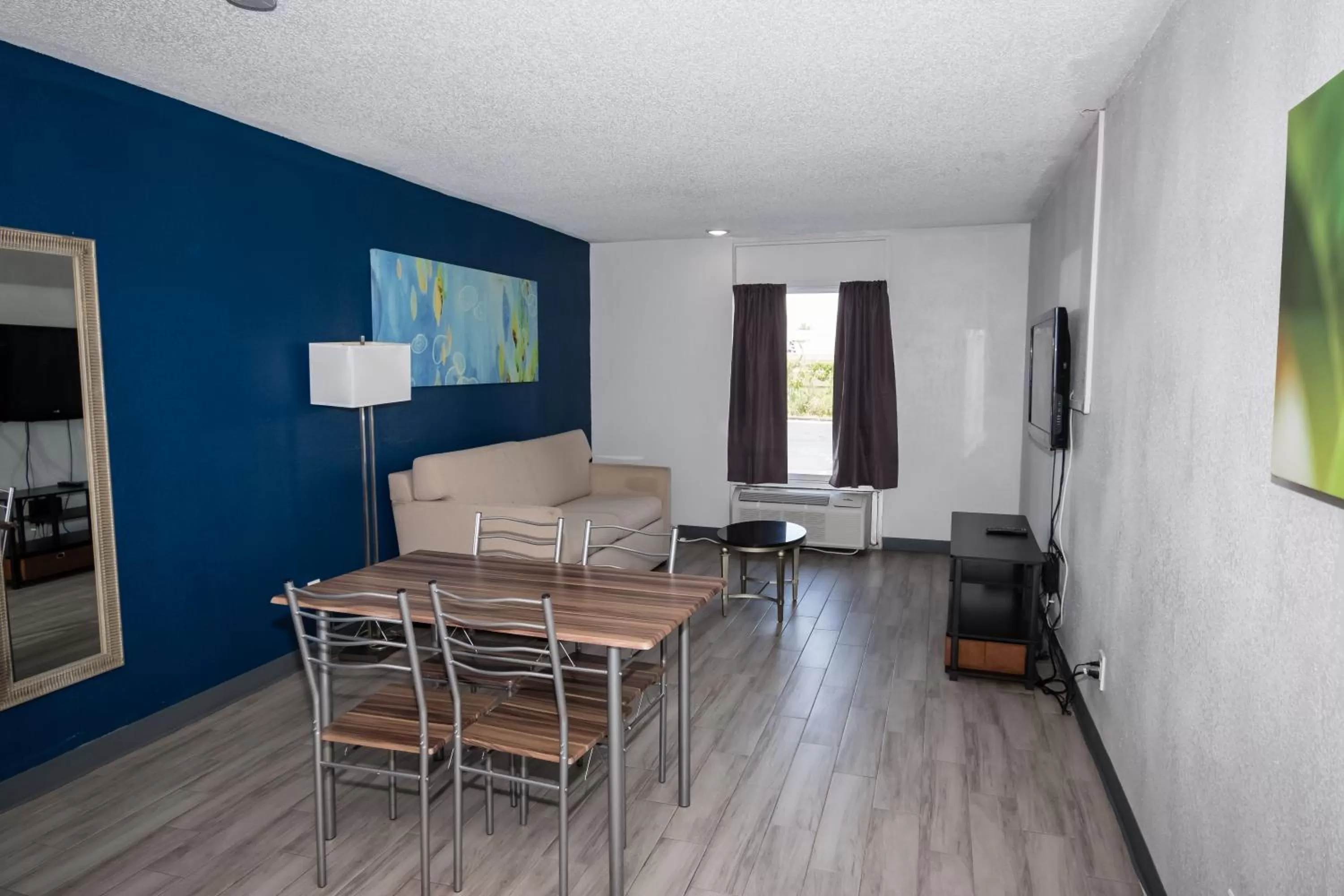 TV and multimedia in Baymont by Wyndham Altamonte Springs