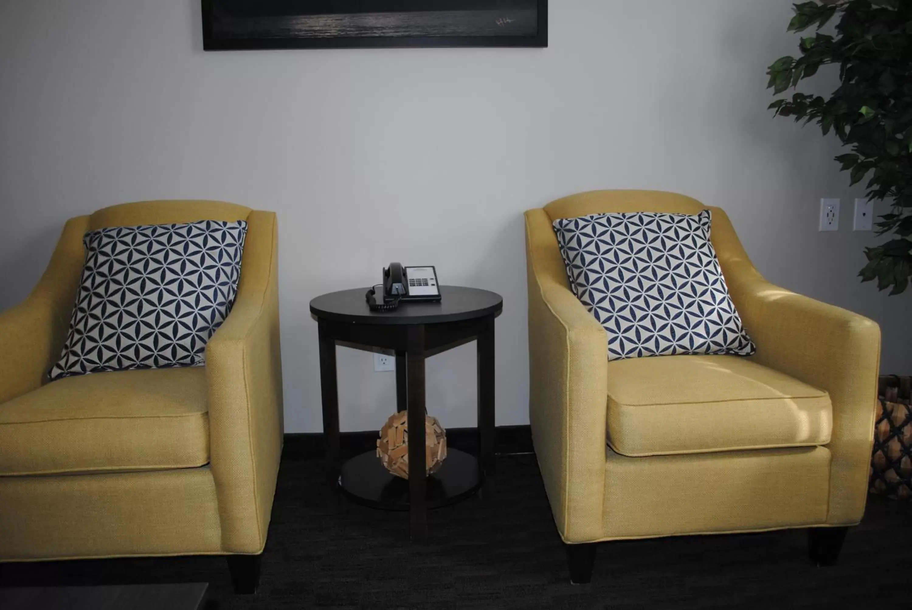 Seating Area in Days Inn & Suites by Wyndham Lindsay