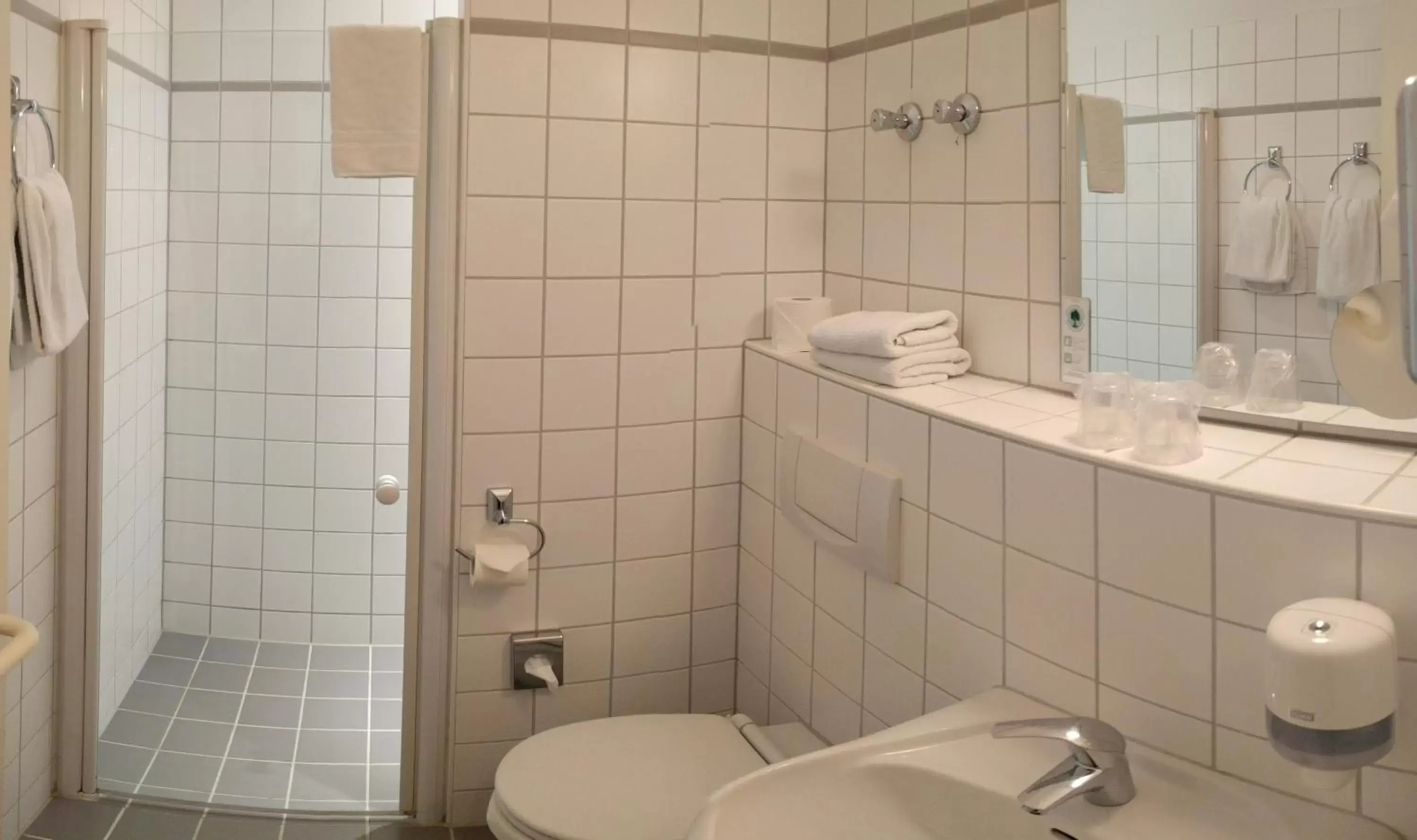 Shower, Bathroom in Hotel Sedes
