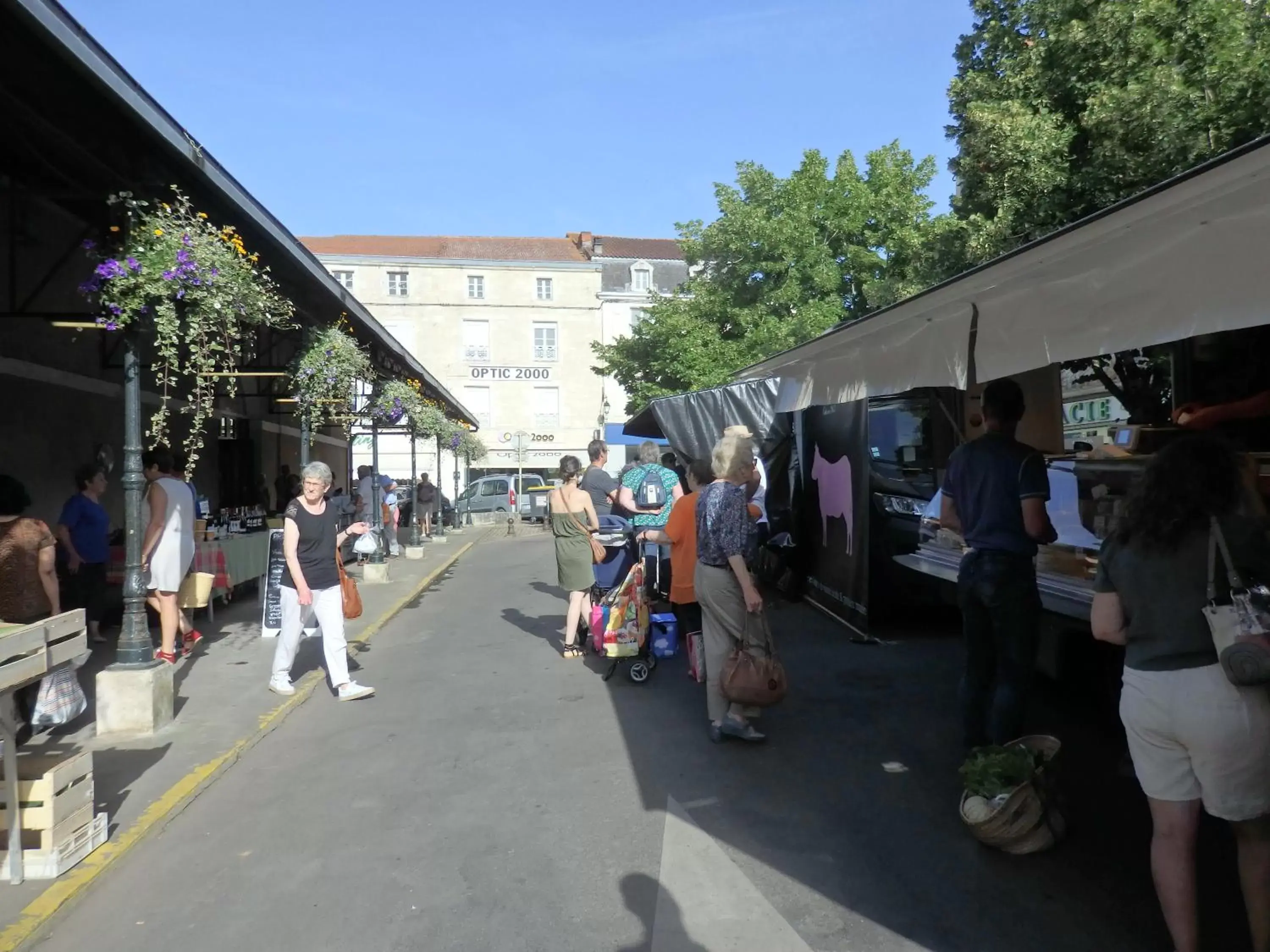 Shopping Area in Le Perroquet Vert