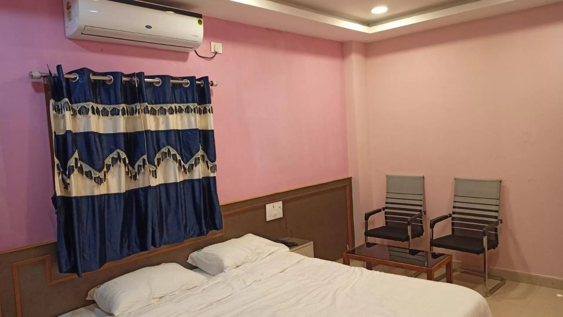 Bed in Aarthi Residency