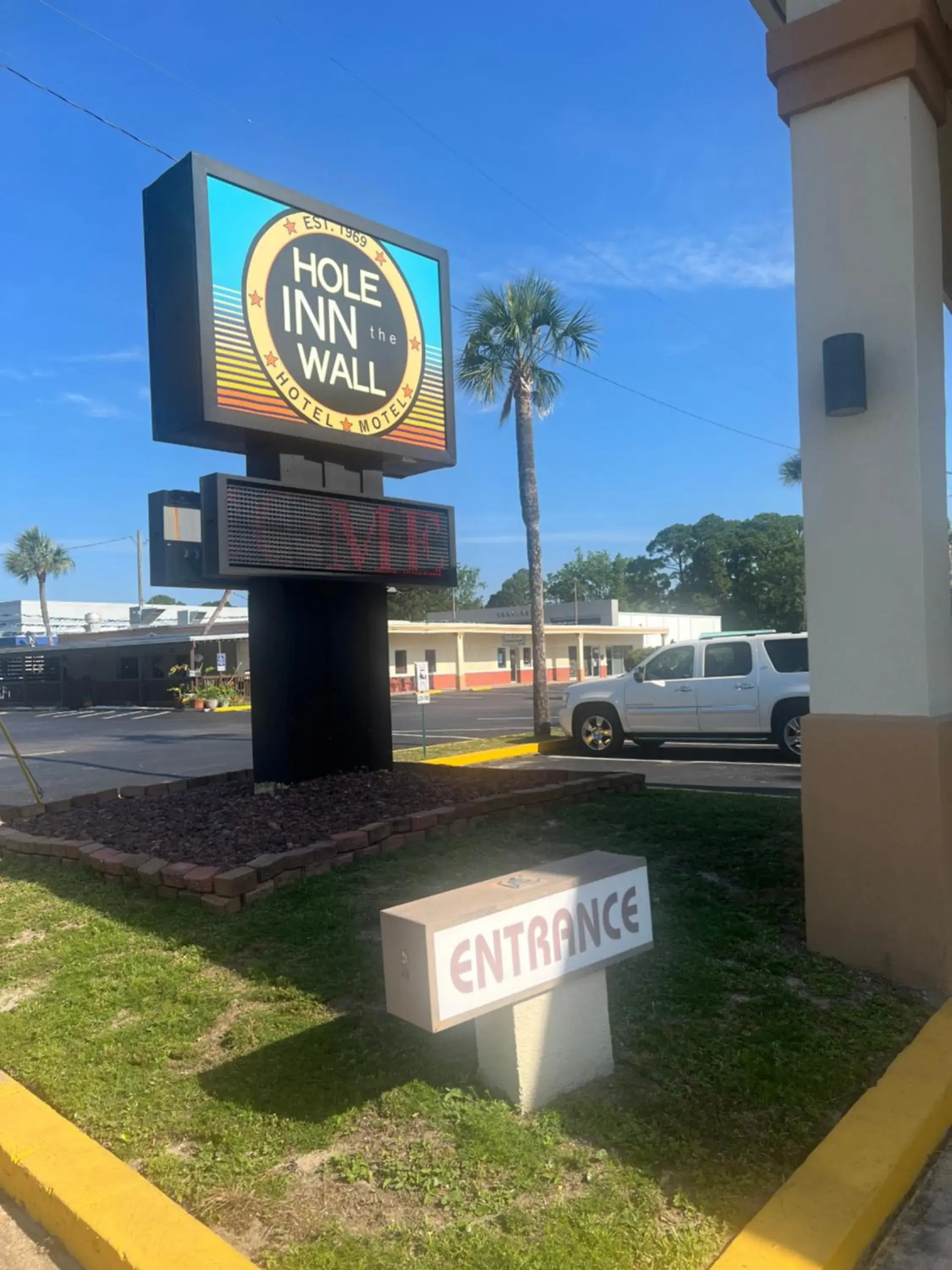 Property building, Property Logo/Sign in Hole Inn the Wall Hotel - Sunset Plaza - Fort Walton Beach