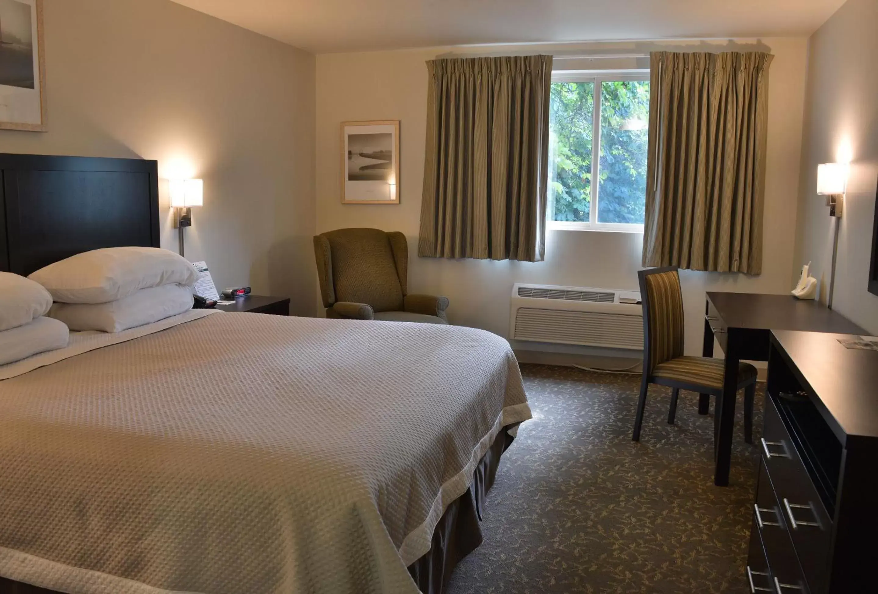 Photo of the whole room, Bed in The Madison Inn by Riversage