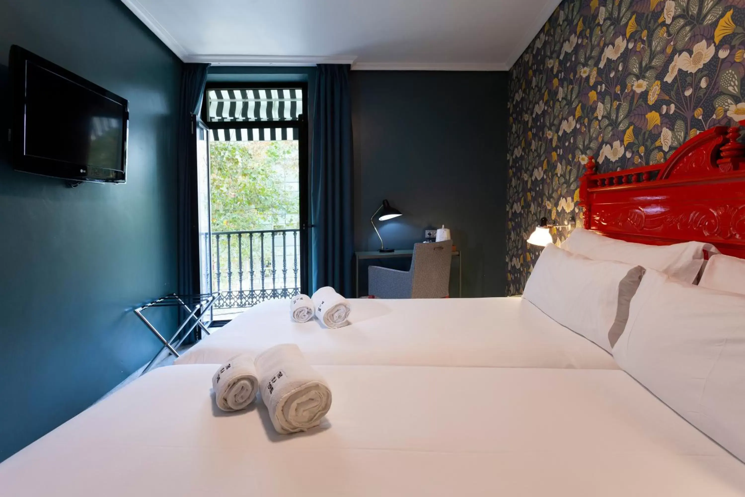 Photo of the whole room, Bed in Petit Palace Puerta de Triana