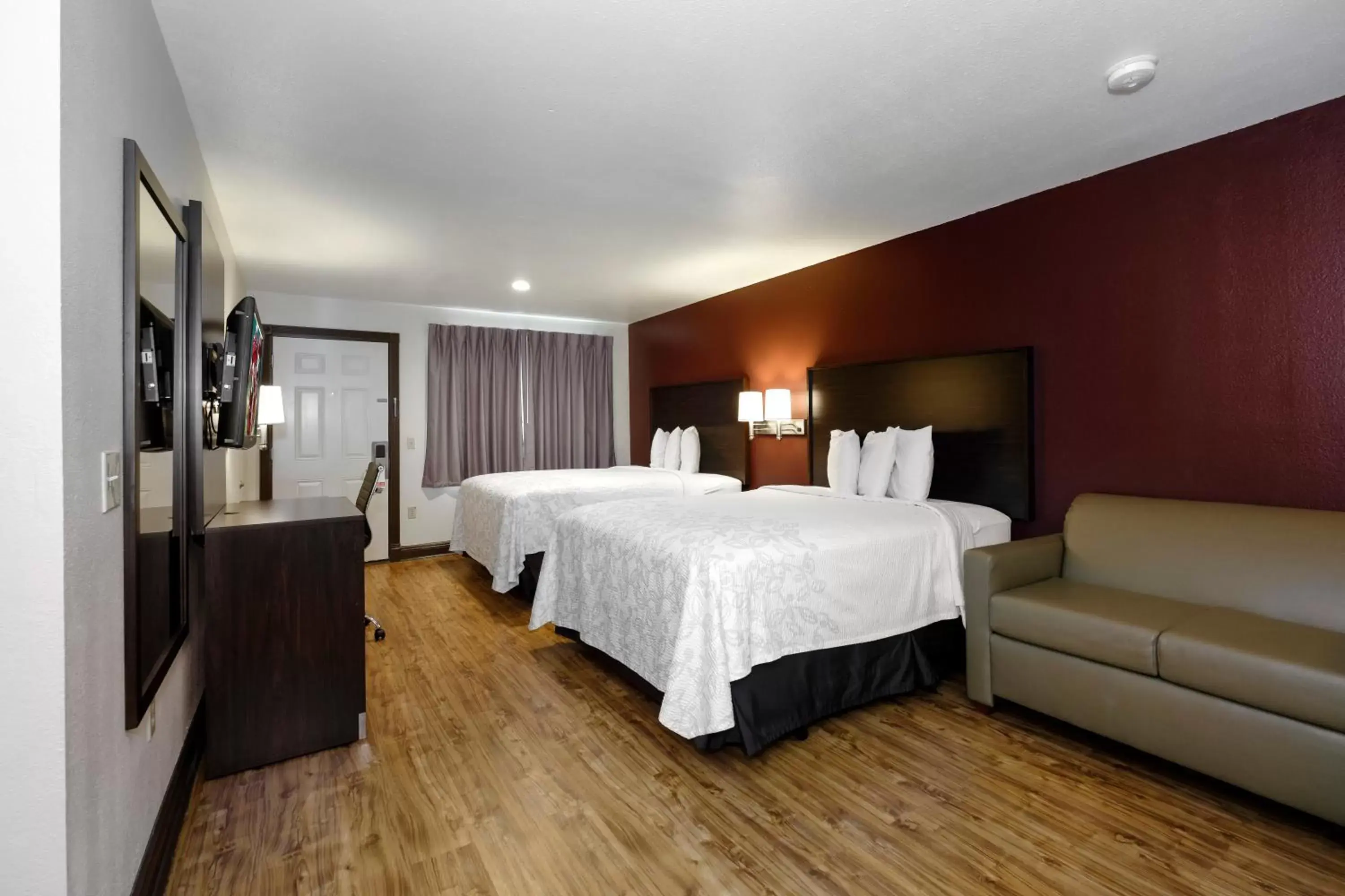 Bedroom, Bed in Red Roof Inn PLUS+ Hammond