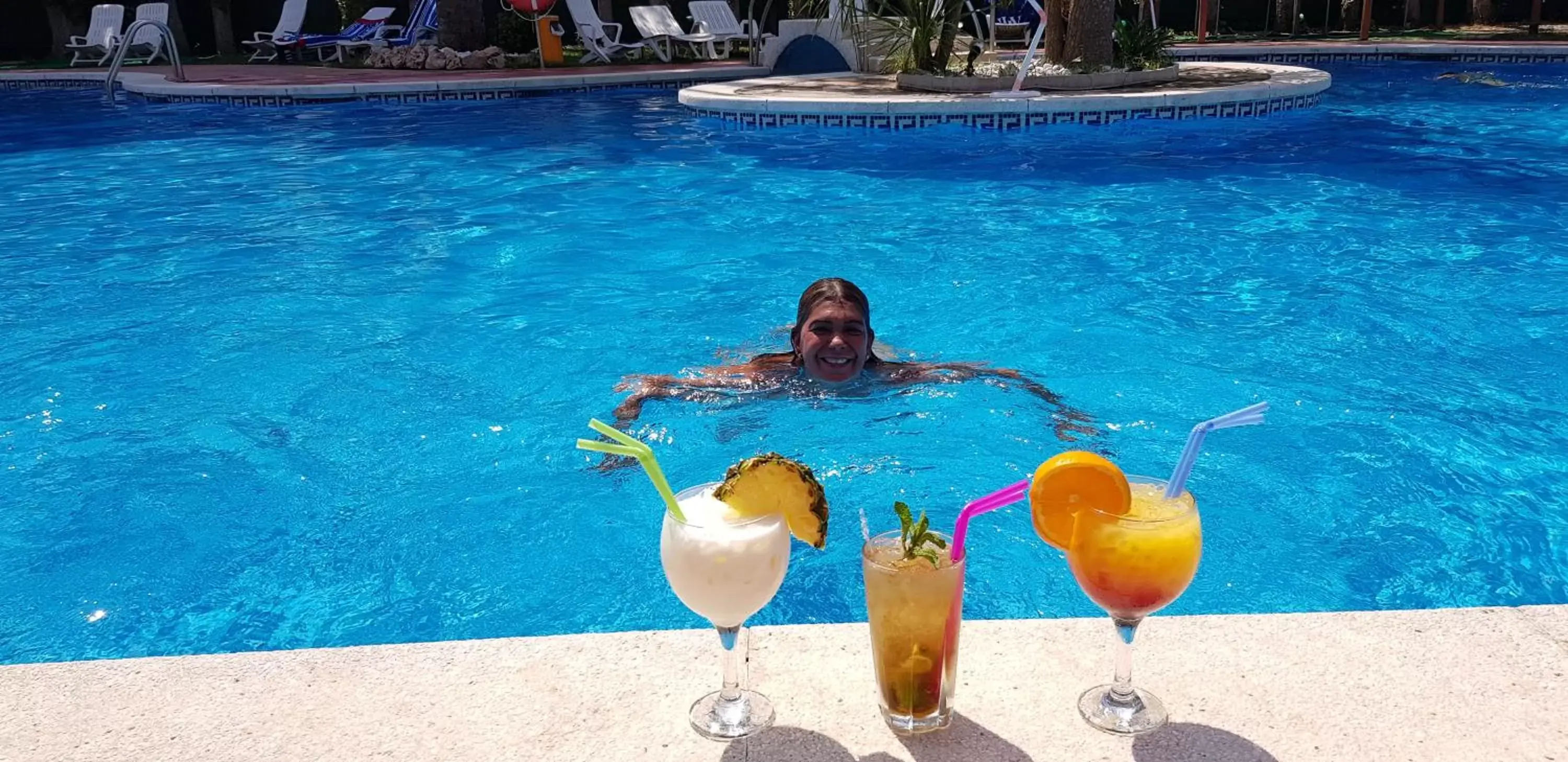 Alcoholic drinks, Swimming Pool in Ampuria Inn