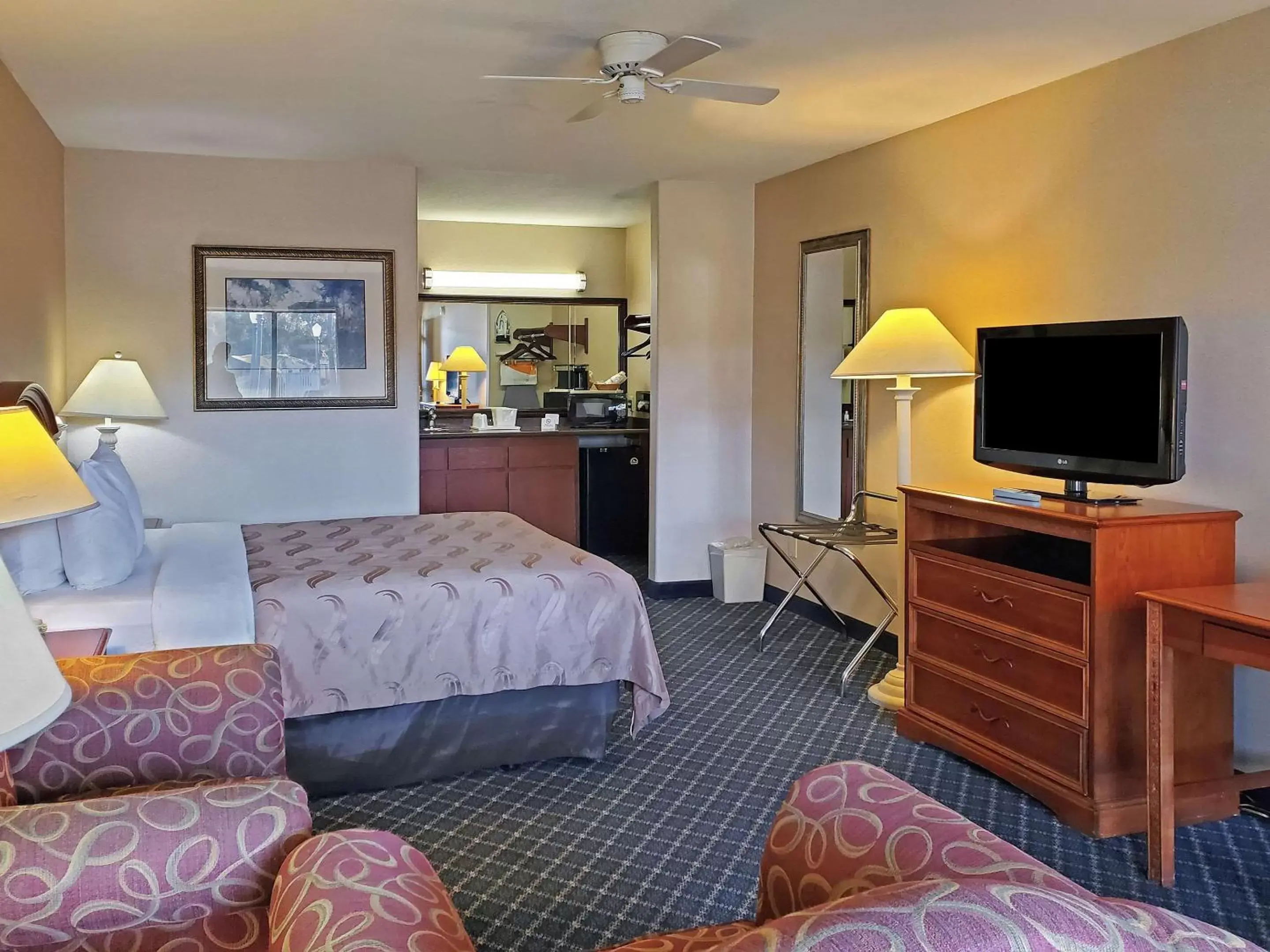 Photo of the whole room, TV/Entertainment Center in Quality Inn Santa Nella on I-5