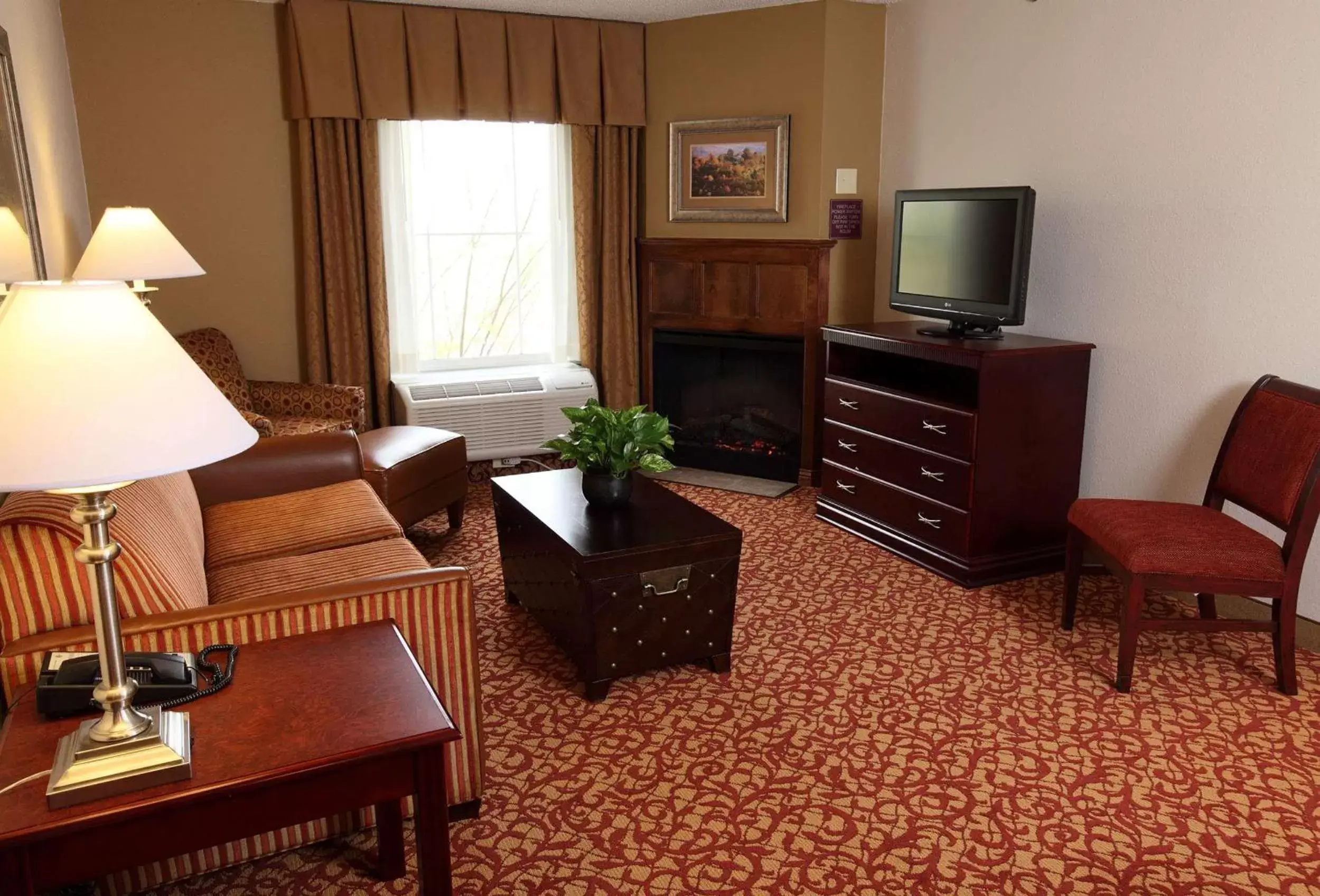 Living room, Seating Area in Hampton Inn & Suites Charlottesville at the University