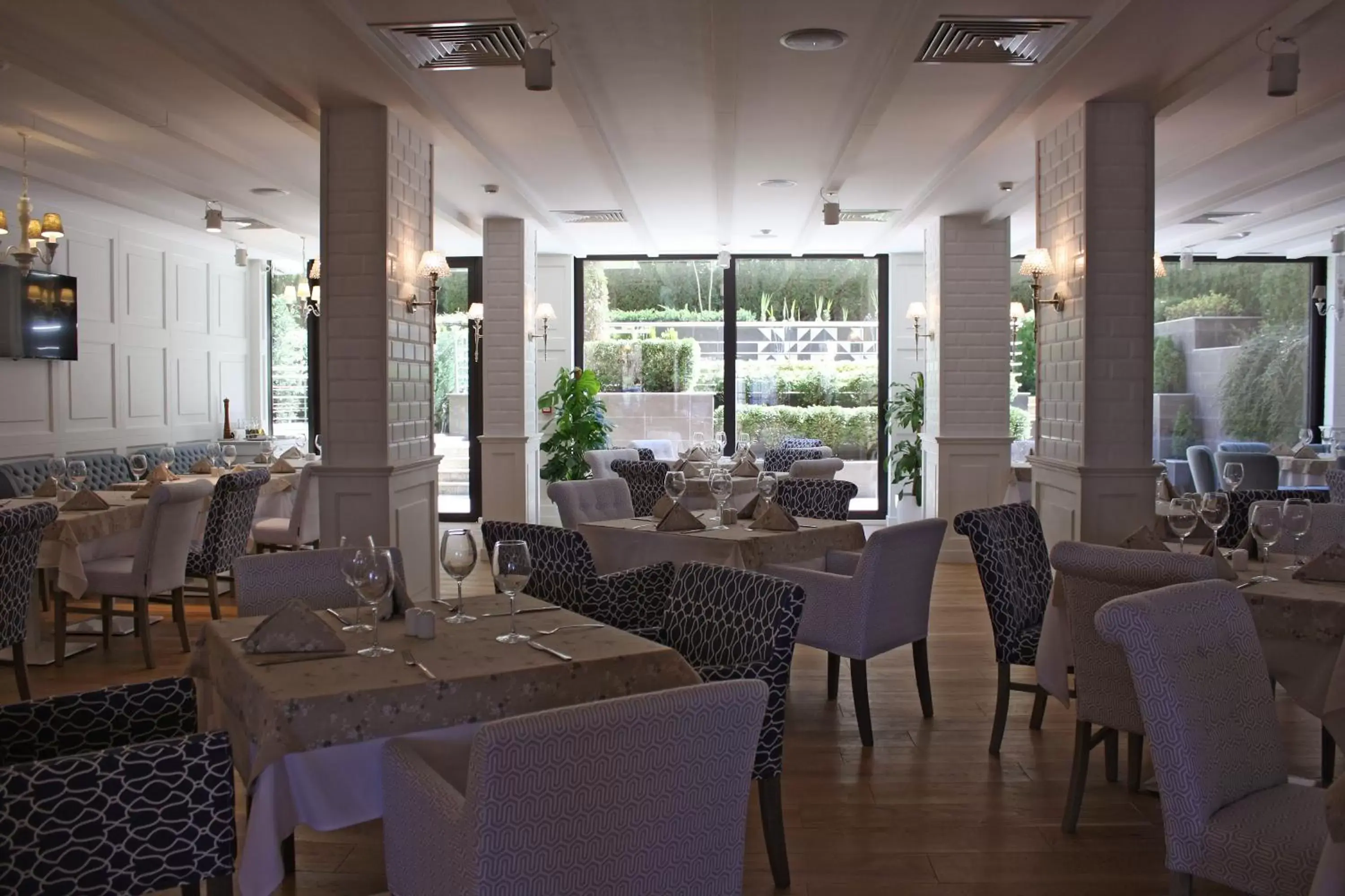 Restaurant/Places to Eat in Olives City Hotel - Free Parking