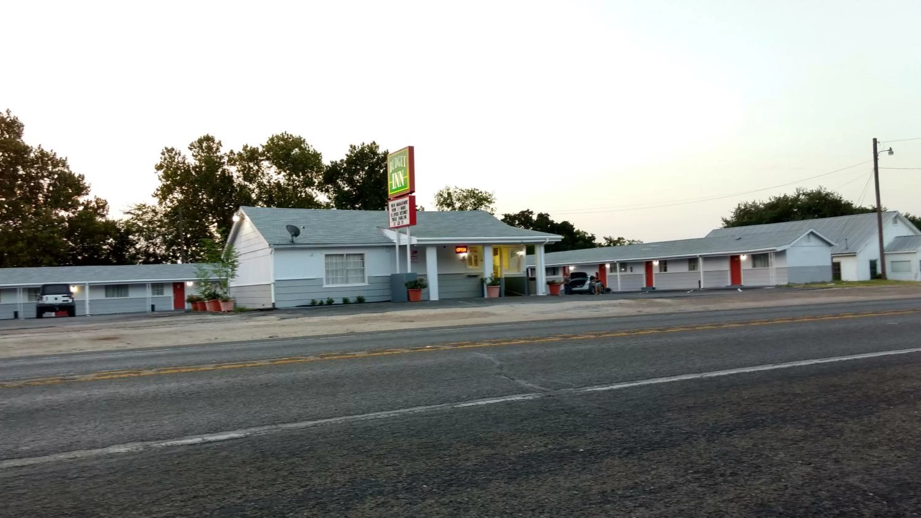 Property building in Budget Inn Hamilton