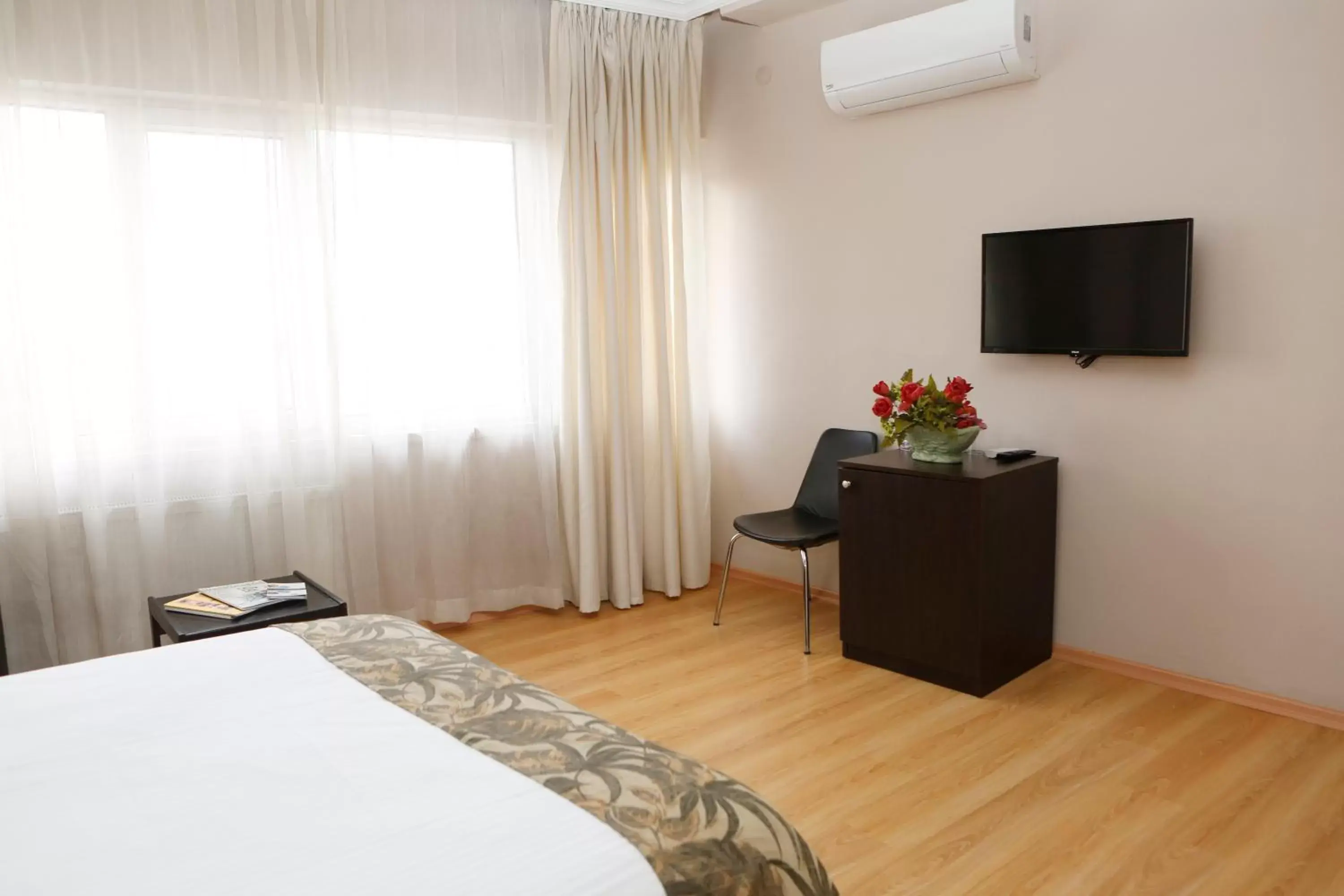 Bed, TV/Entertainment Center in Cihan Palas