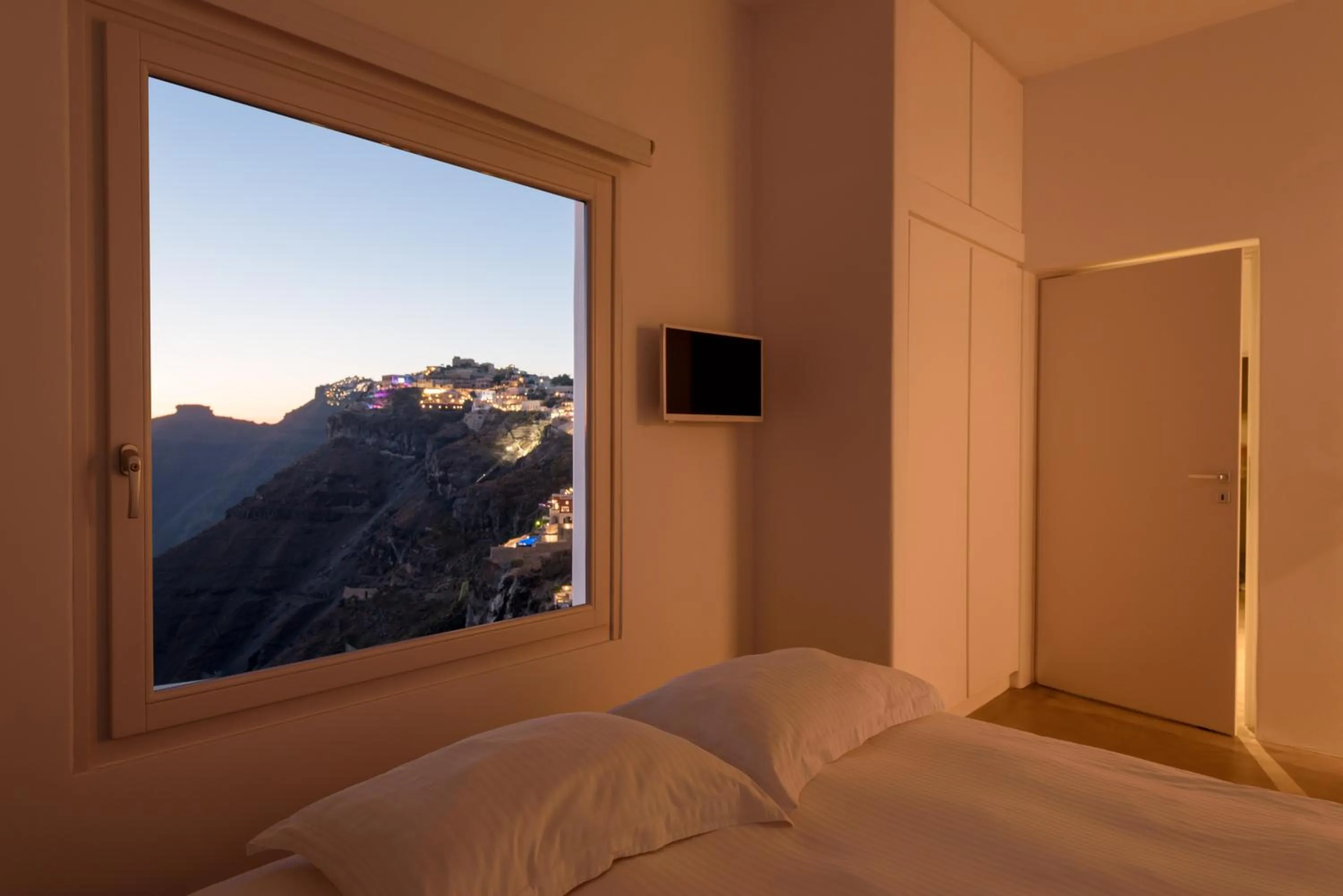 Mountain view, Bed in Aria Suites & Villas