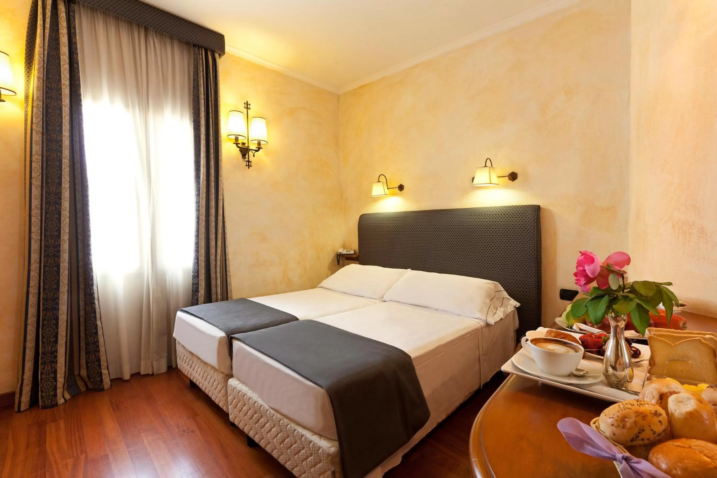 Photo of the whole room in Hotel La Fenice