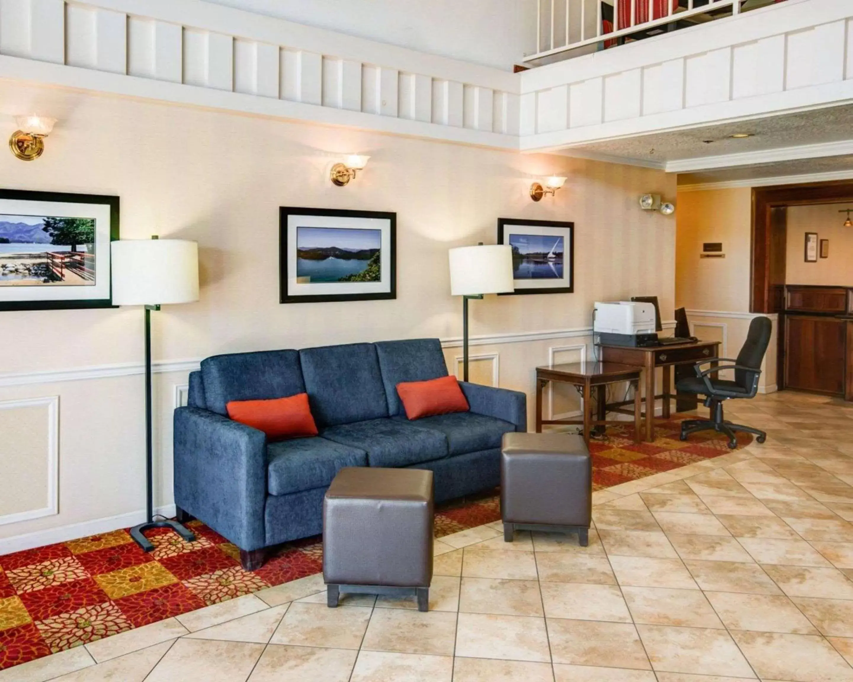 Lobby or reception, Seating Area in Comfort Inn Redding