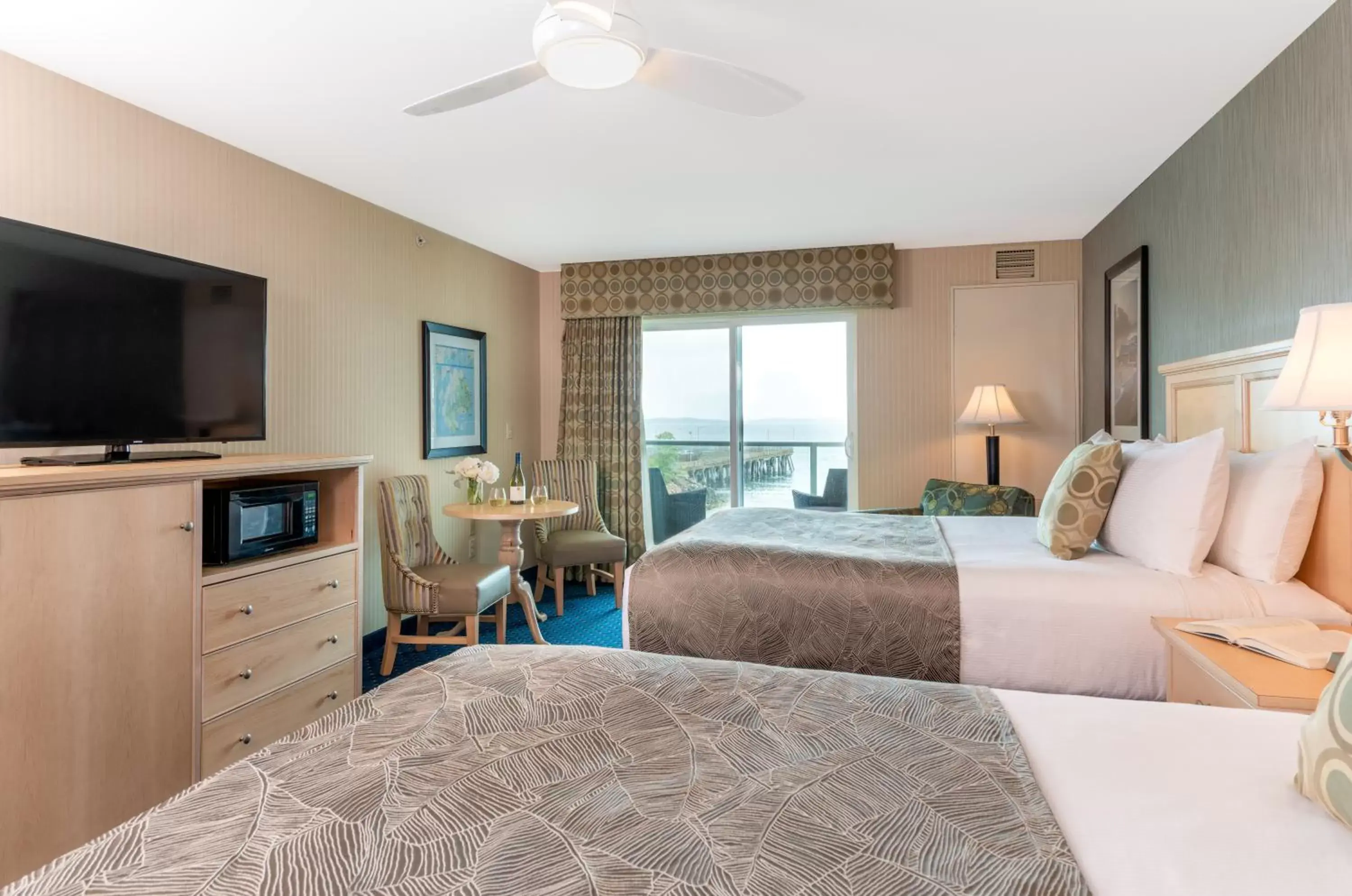 Bed, TV/Entertainment Center in Atlantic Oceanside Hotel & Conference Center