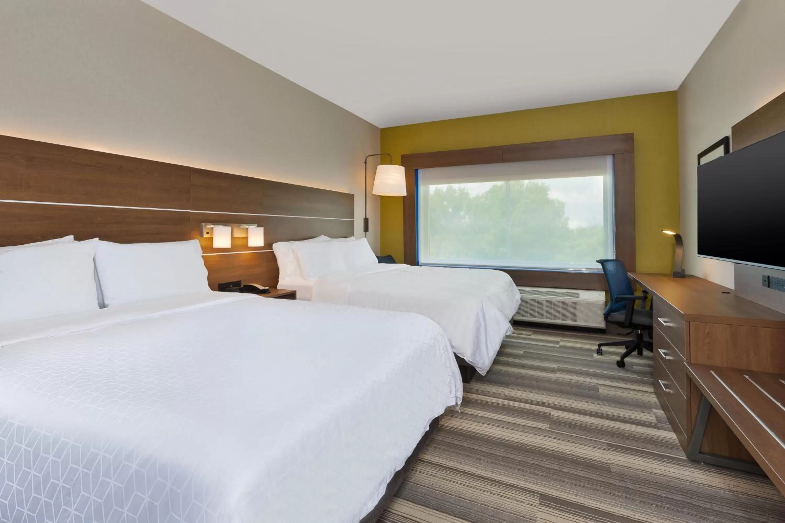 Photo of the whole room, Bed in Holiday Inn Express & Suites - Milan - Sandusky Area by IHG
