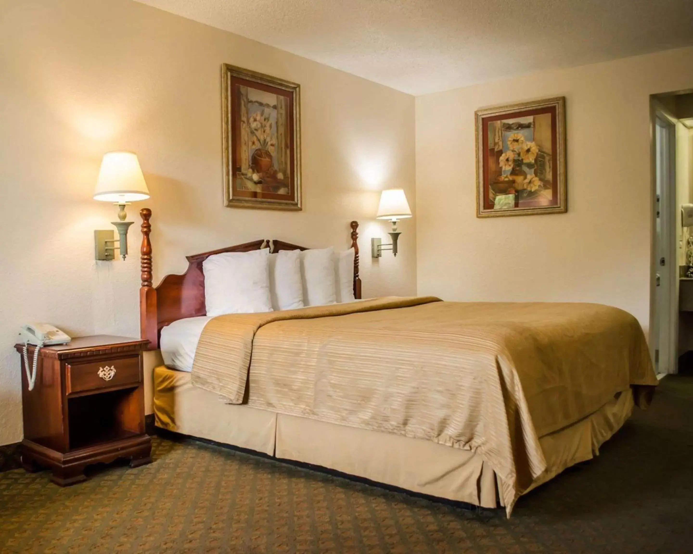 Photo of the whole room, Bed in Quality Inn Crystal River