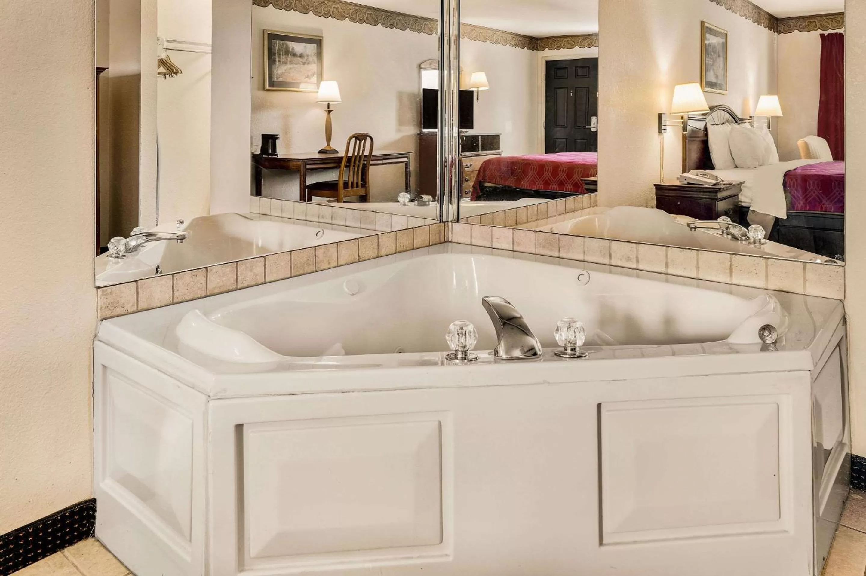 Bedroom, Bed in Rodeway Inn Sandersville