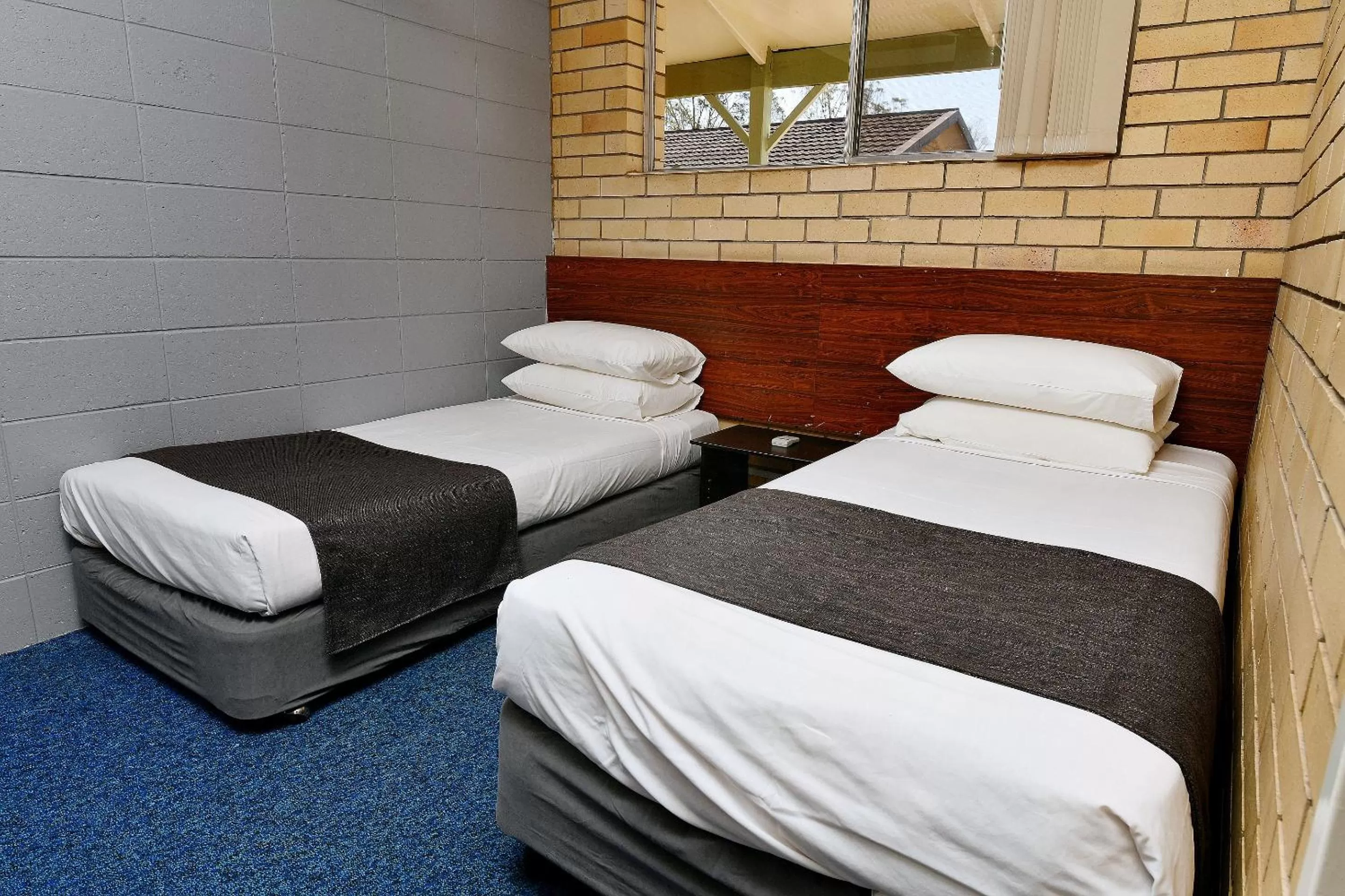 Bed in Burke and Wills Motor Inn