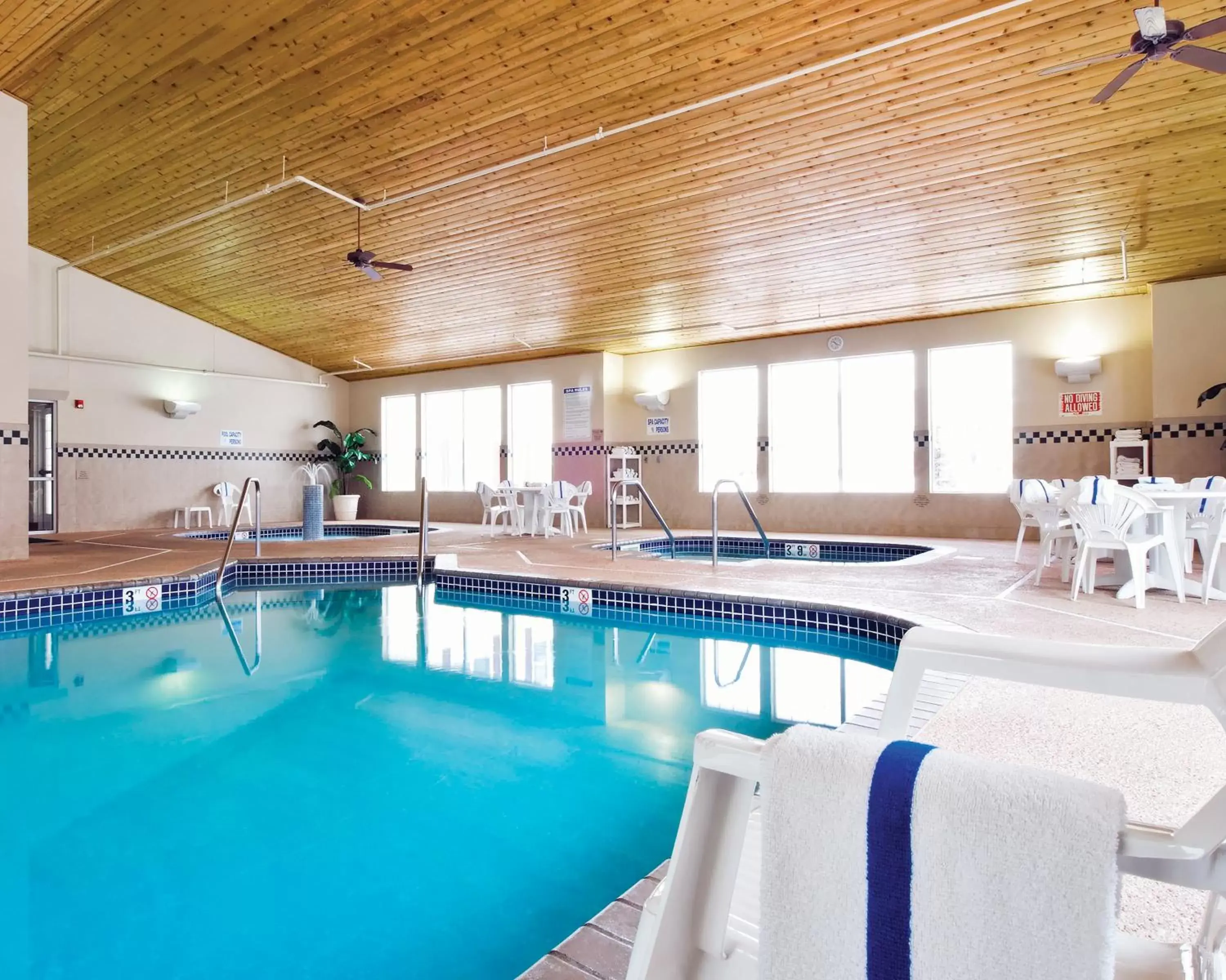 Swimming Pool in Country Inn & Suites by Radisson, Albertville, MN