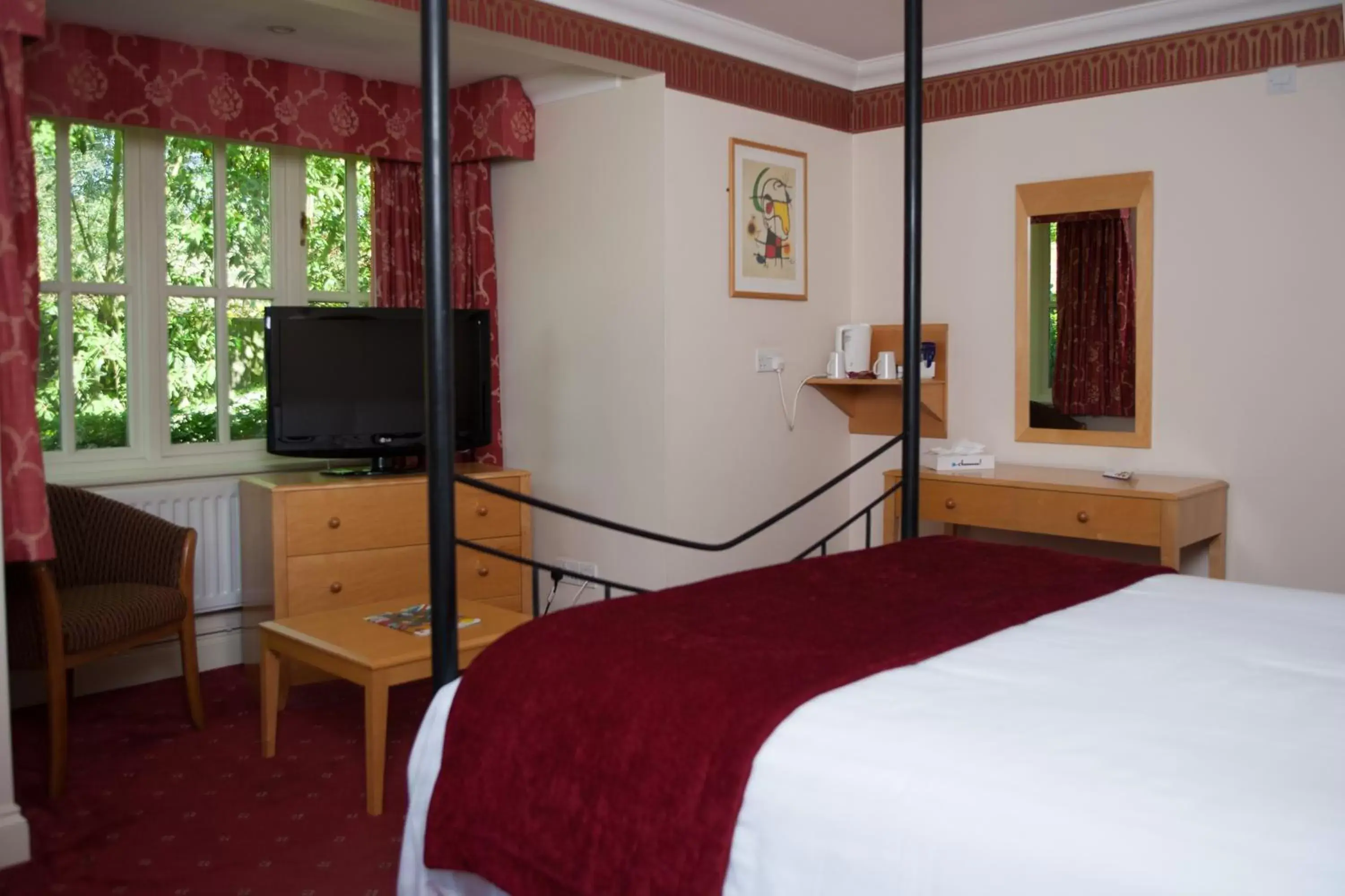 Bed, TV/Entertainment Center in Best Western Priory Hotel