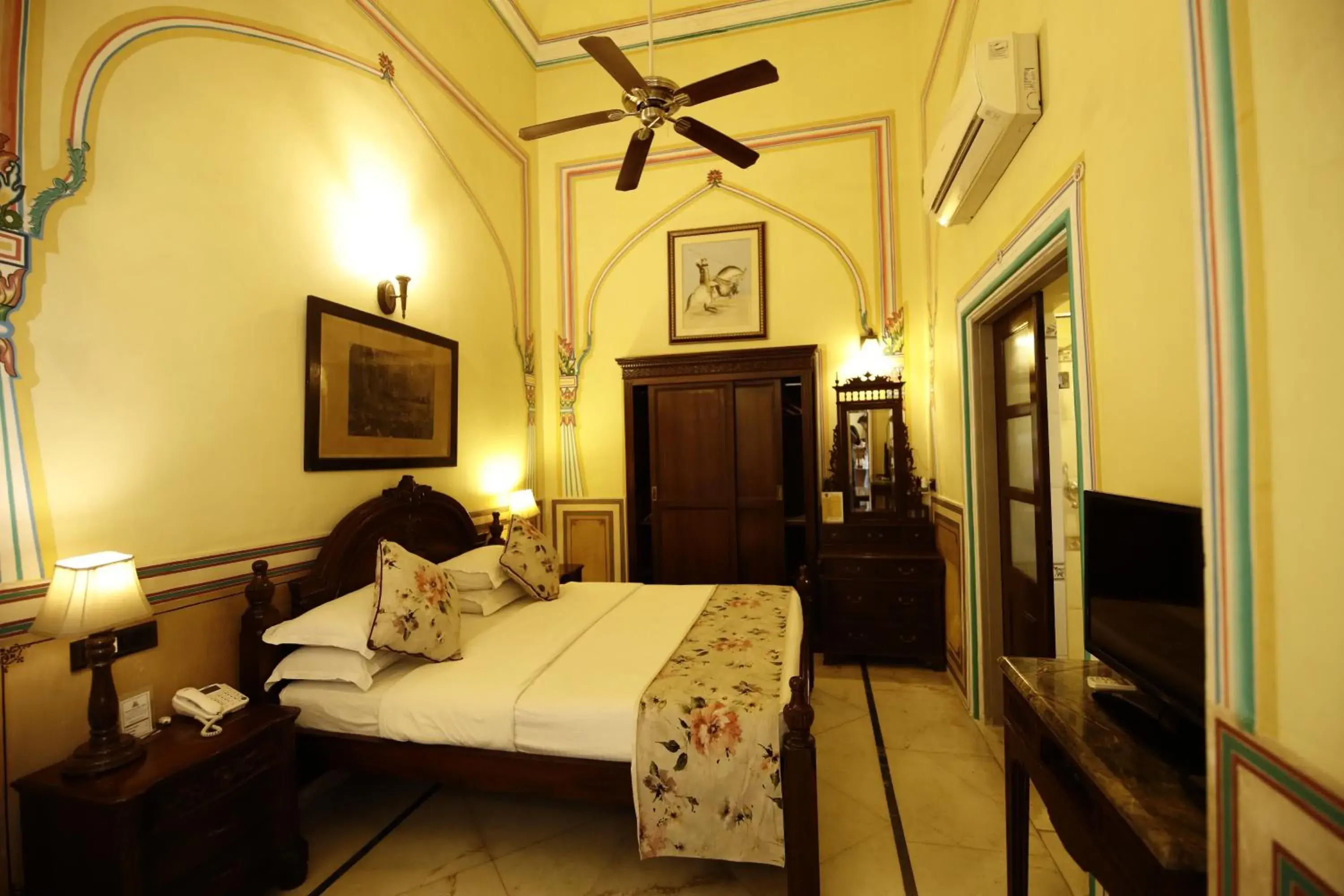 Bed in Hotel Narain Niwas Palace