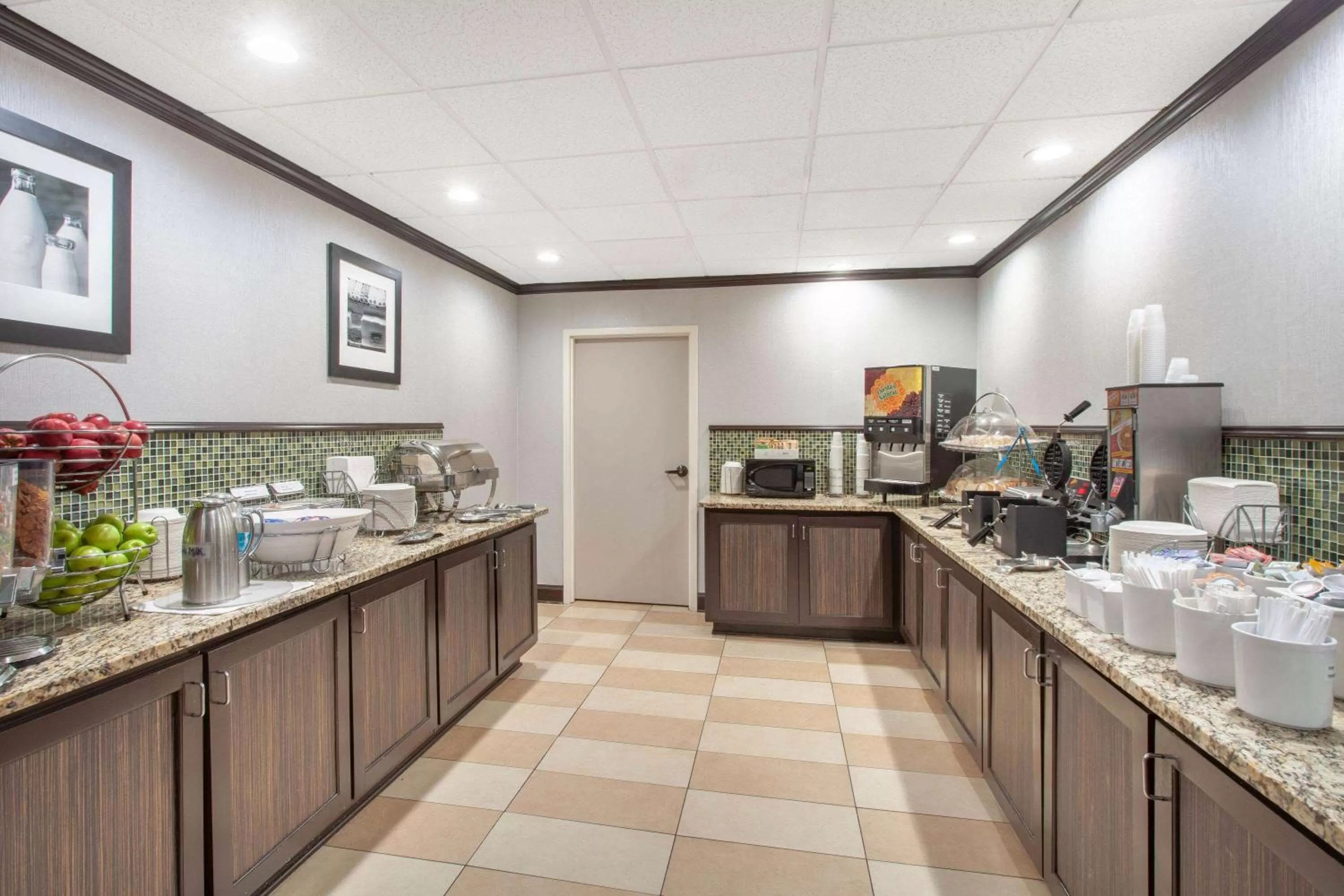 Breakfast, Restaurant/Places to Eat in Wingate by Wyndham Charleston Coliseum