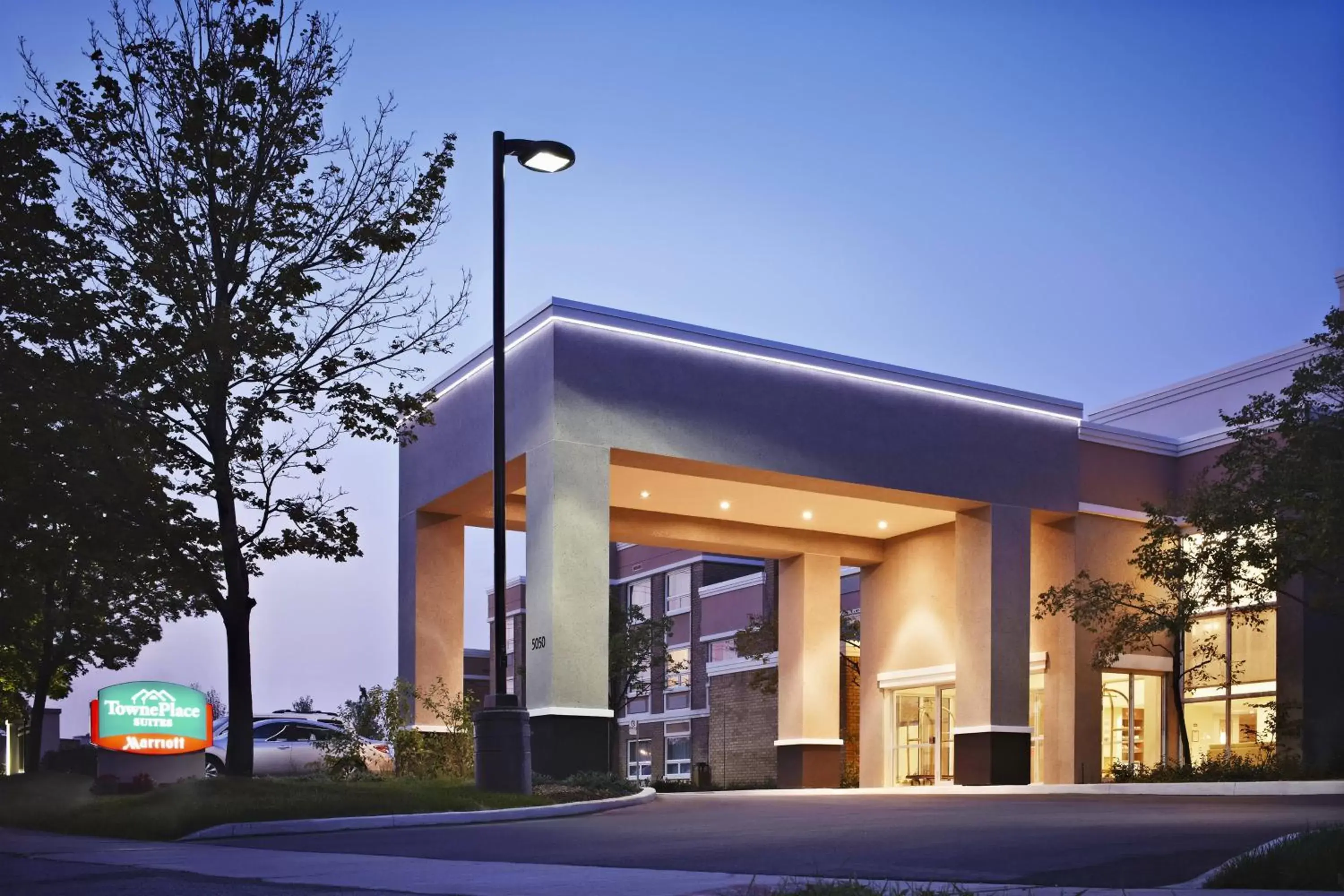 Property building in TownePlace Suites by Marriott Mississauga-Airport Corporate Centre