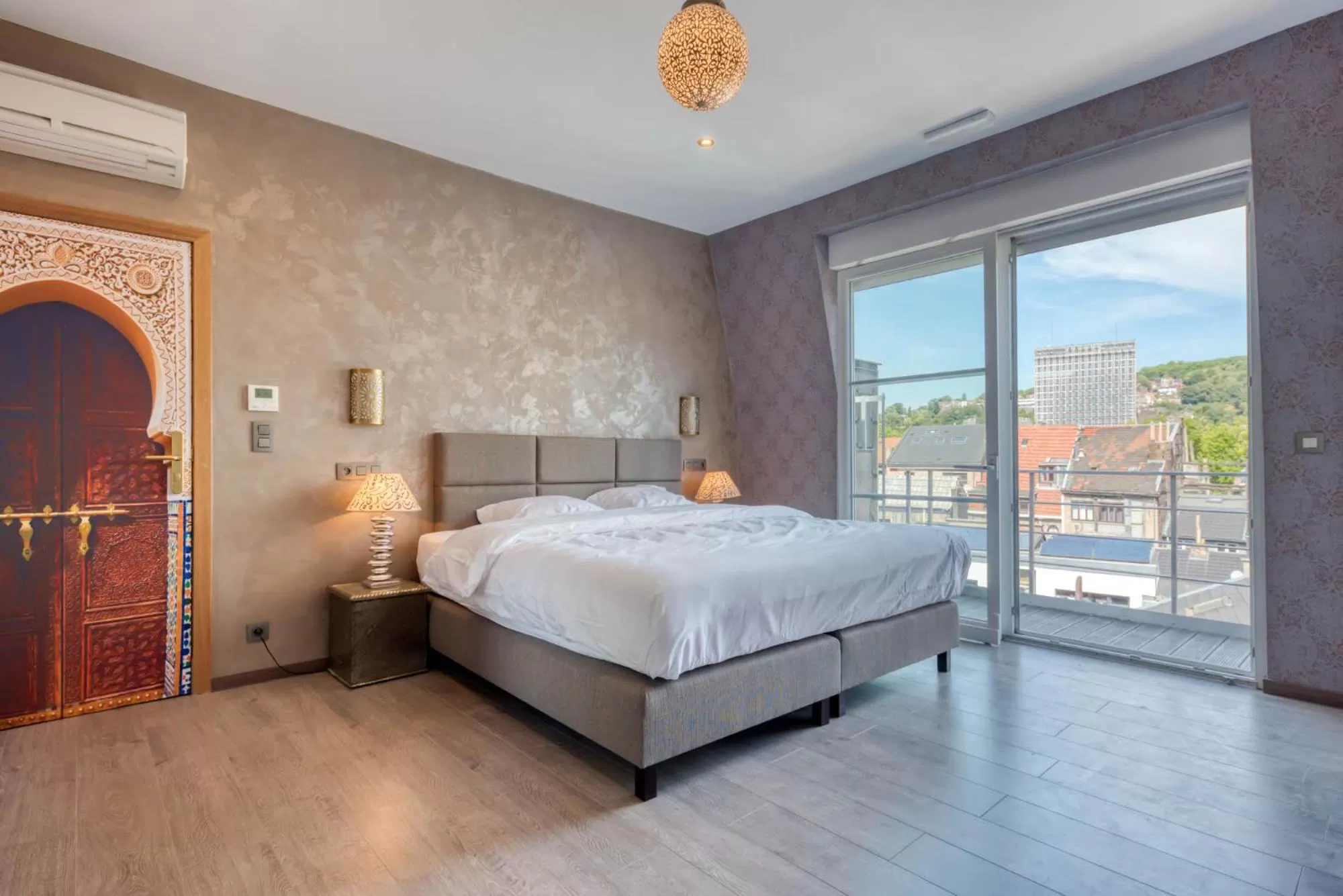 Photo of the whole room, Bed in Ryad Mogador Liège