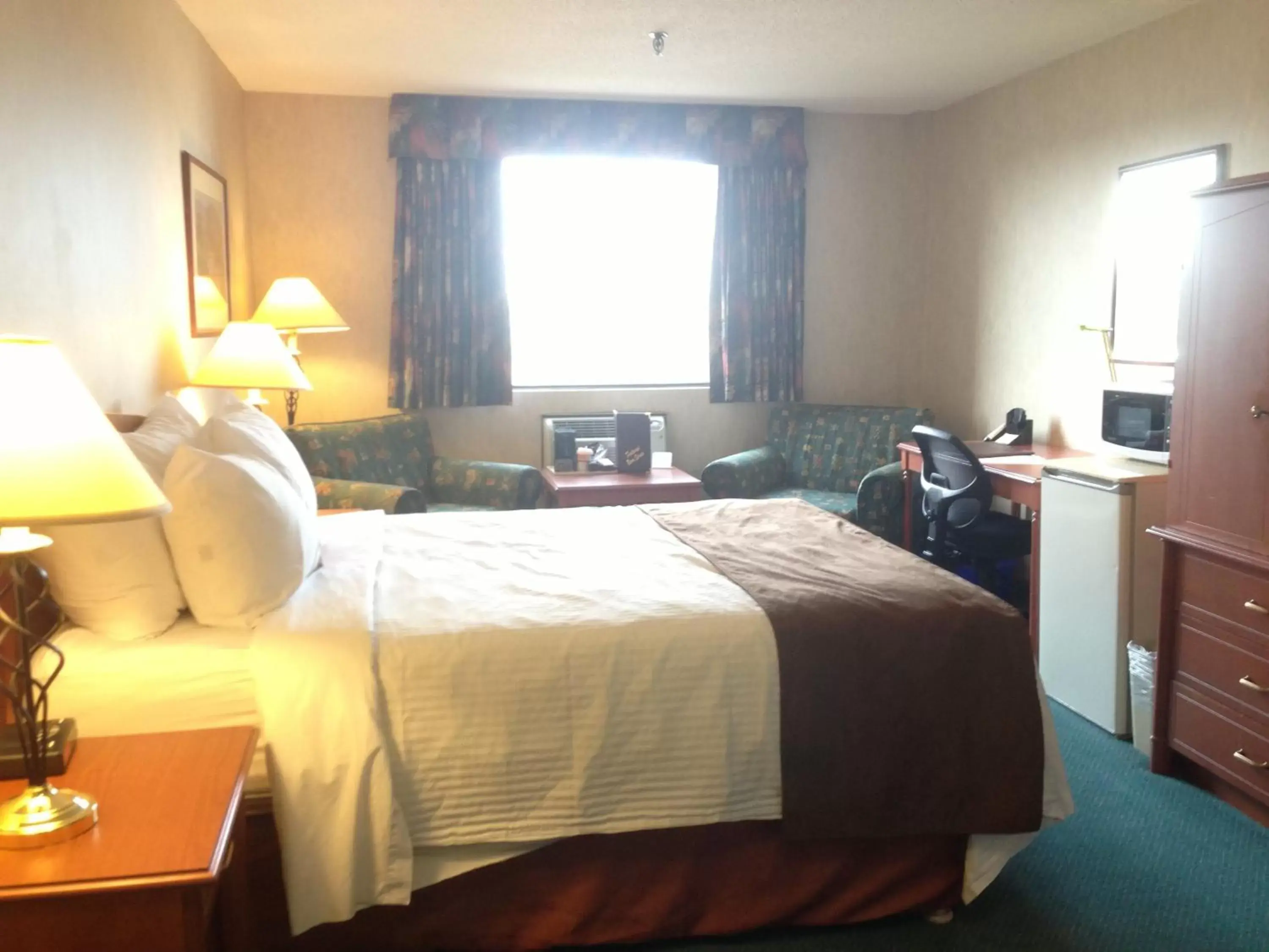 Queen Room - Non-Smoking in Ramada by Wyndham Saskatoon