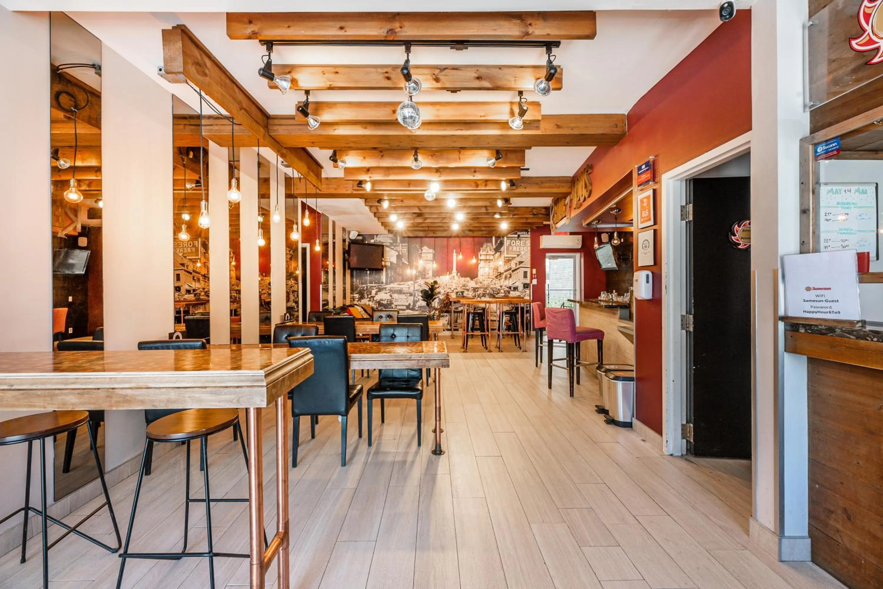 Lounge or bar in Samesun Montreal Hotel & Hostel