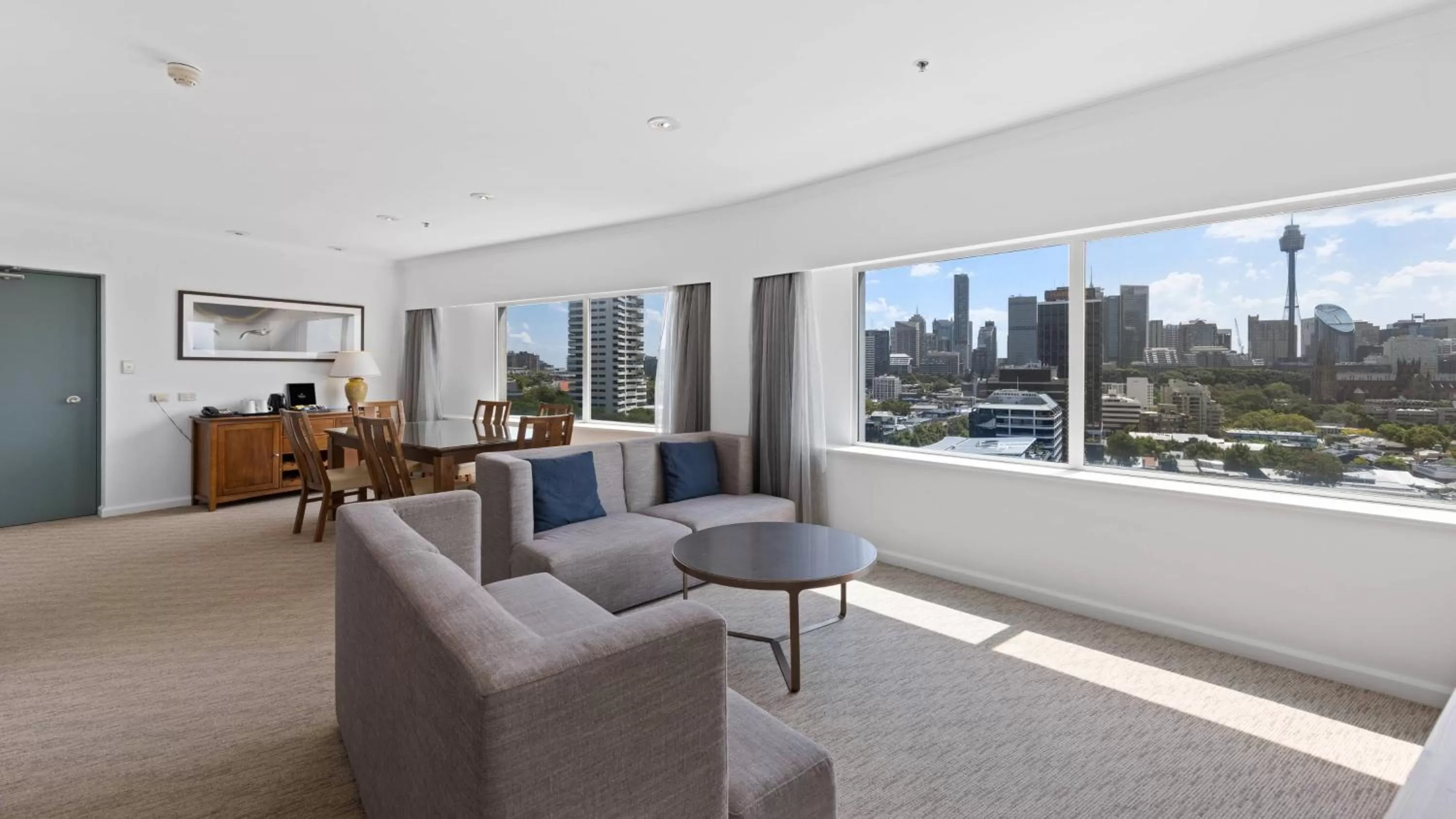 Photo of the whole room in Holiday Inn Sydney Potts Point