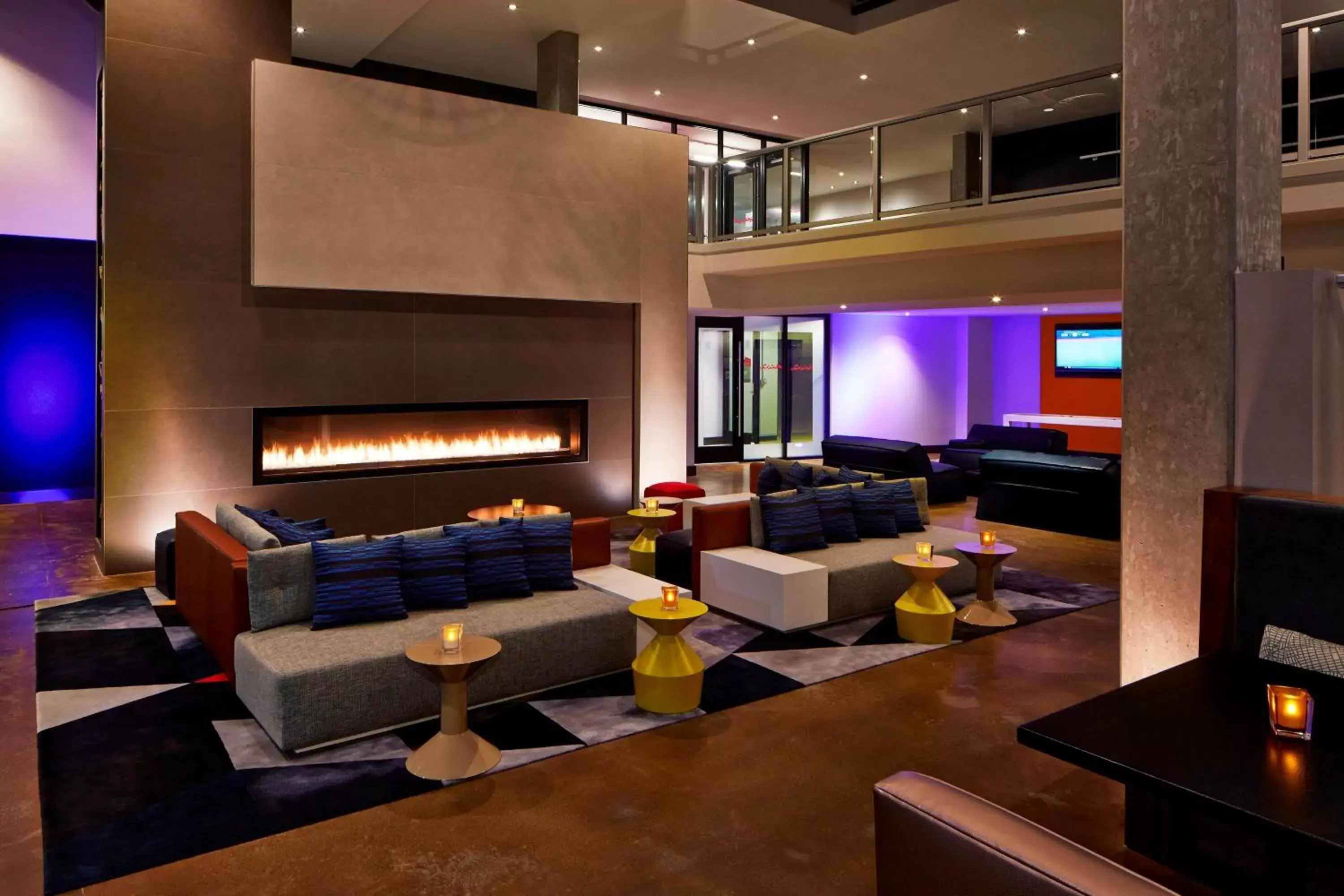 Lounge or bar in Aloft Seattle Redmond