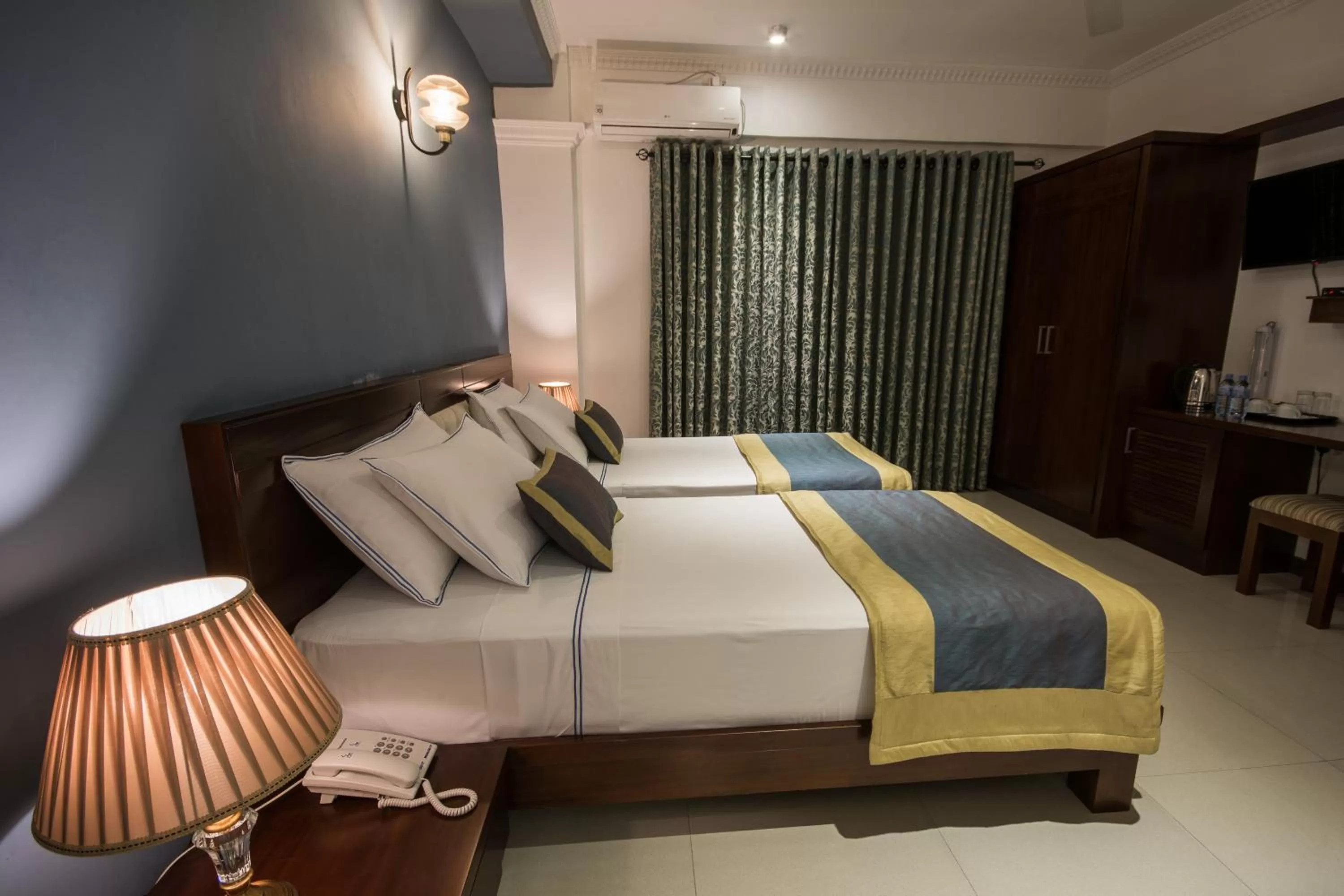 Bed in Ceyloni City Hotel