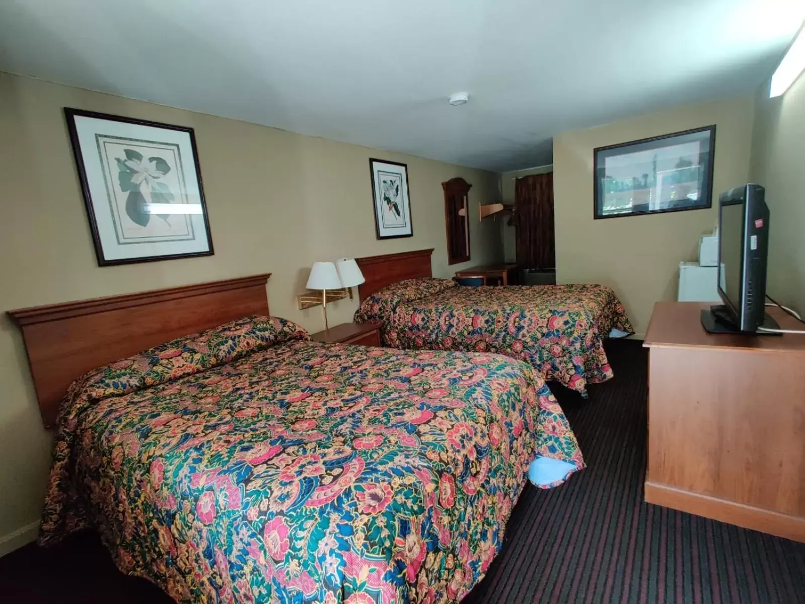 Photo of the whole room, Bed in Pennswoods Inn