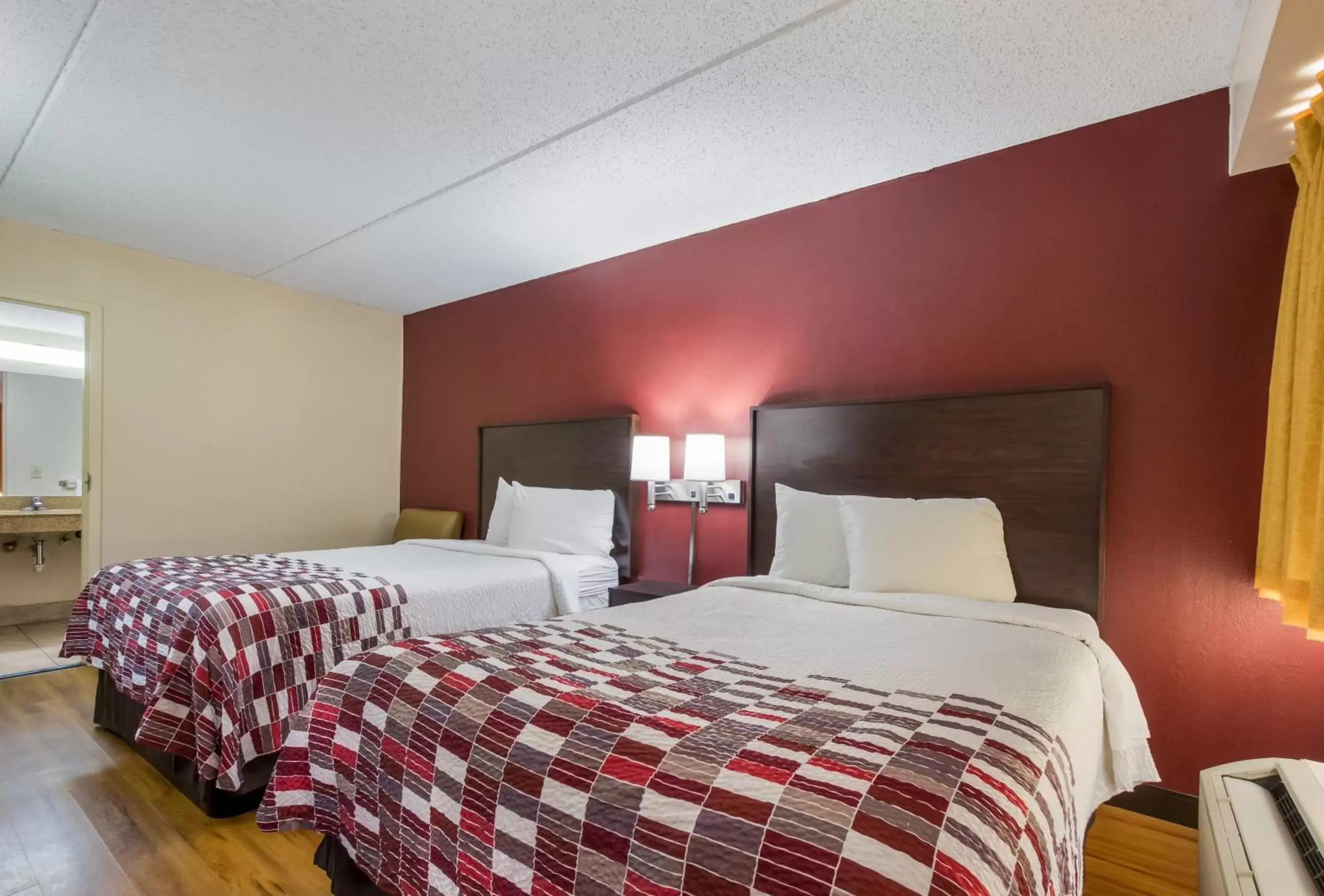Photo of the whole room, Bed in Red Roof Inn Shelbyville