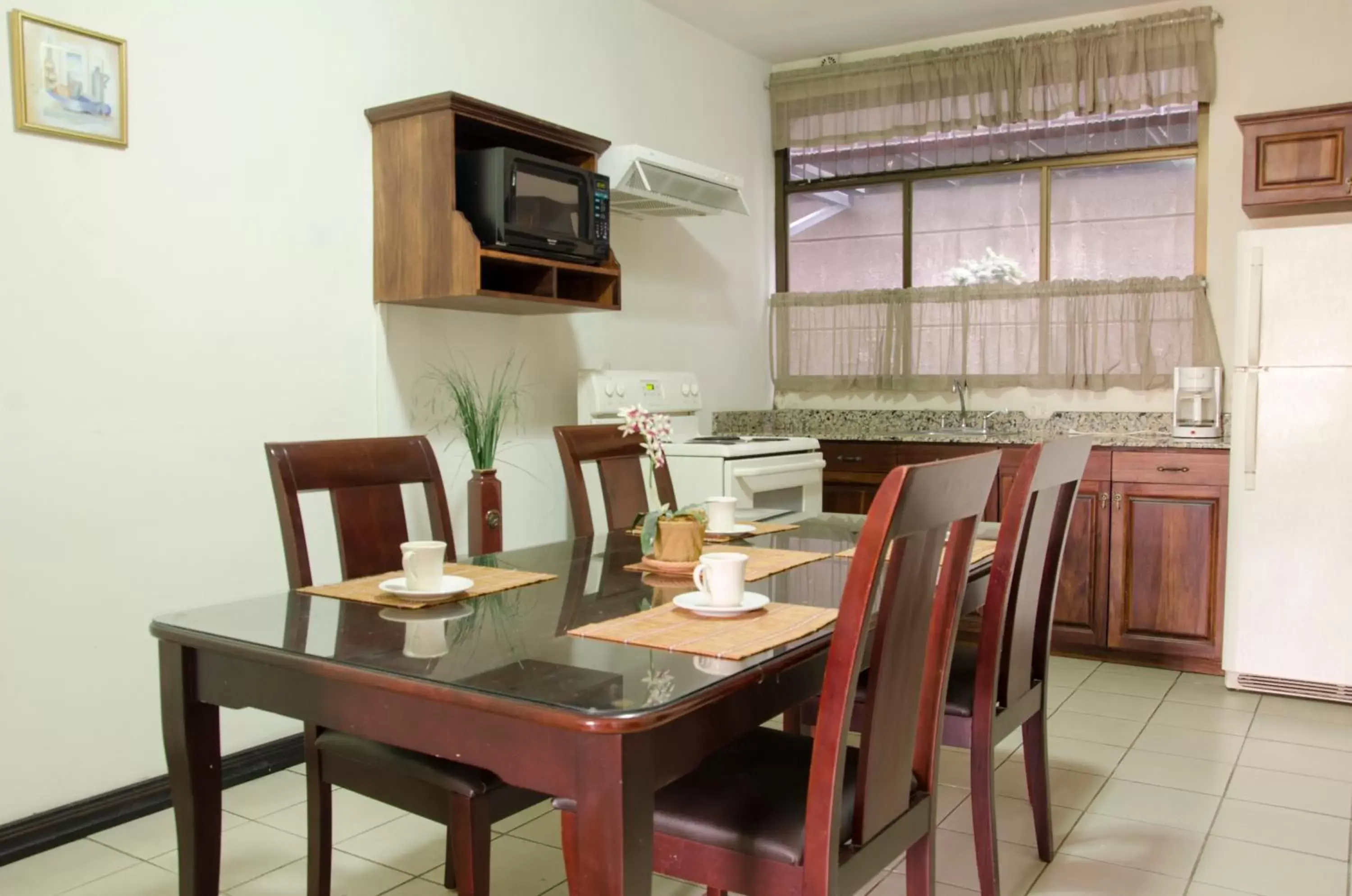 Dining area, Restaurant/Places to Eat in Hotel Plaza Real Suites & Apartments San Jose