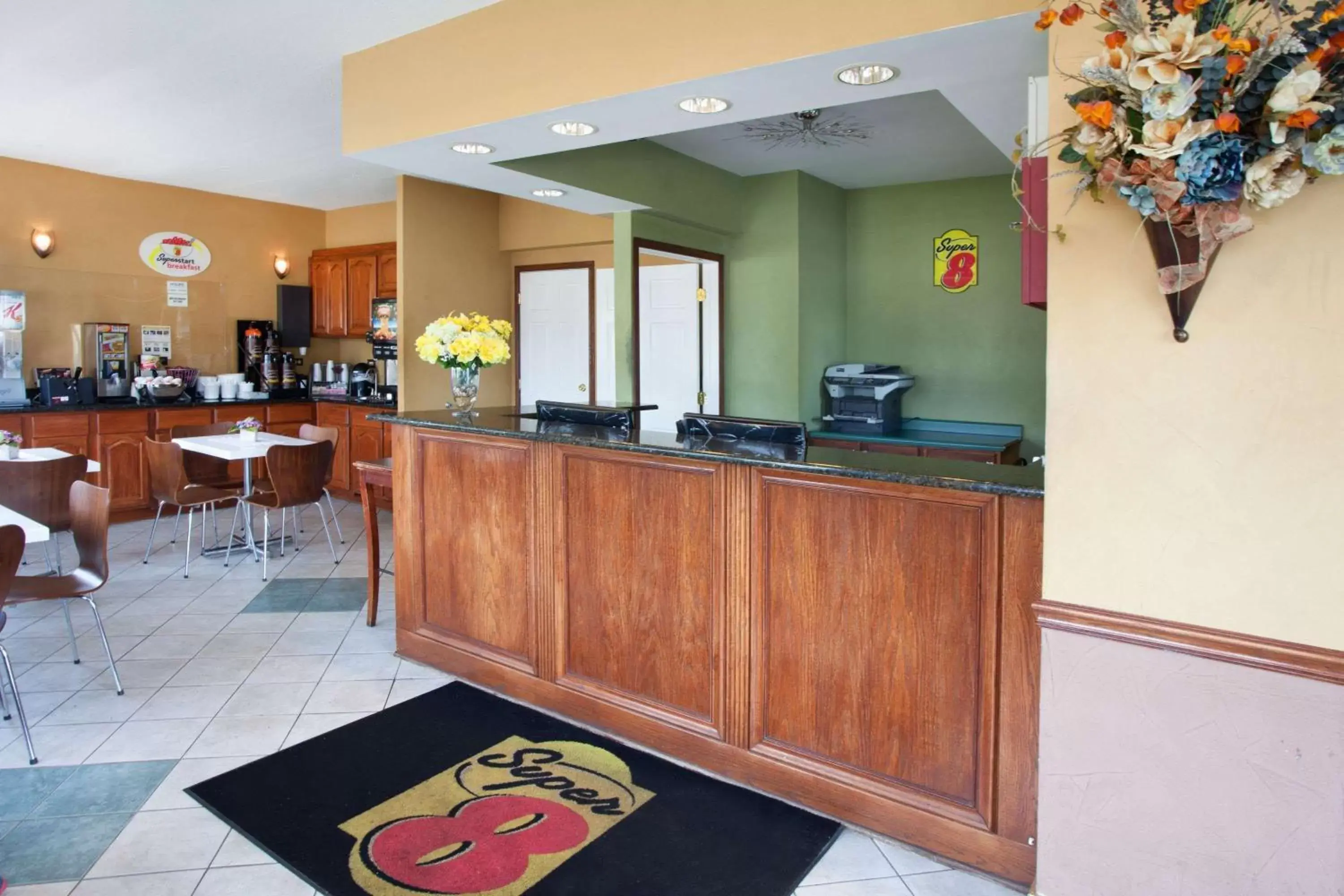 Lobby or reception in Super 8 by Wyndham Chicago/Rosemont/O'Hare/SE Lobby or reception in Super 8 by Wyndham Chicago/Rosemont/O'Hare/SE