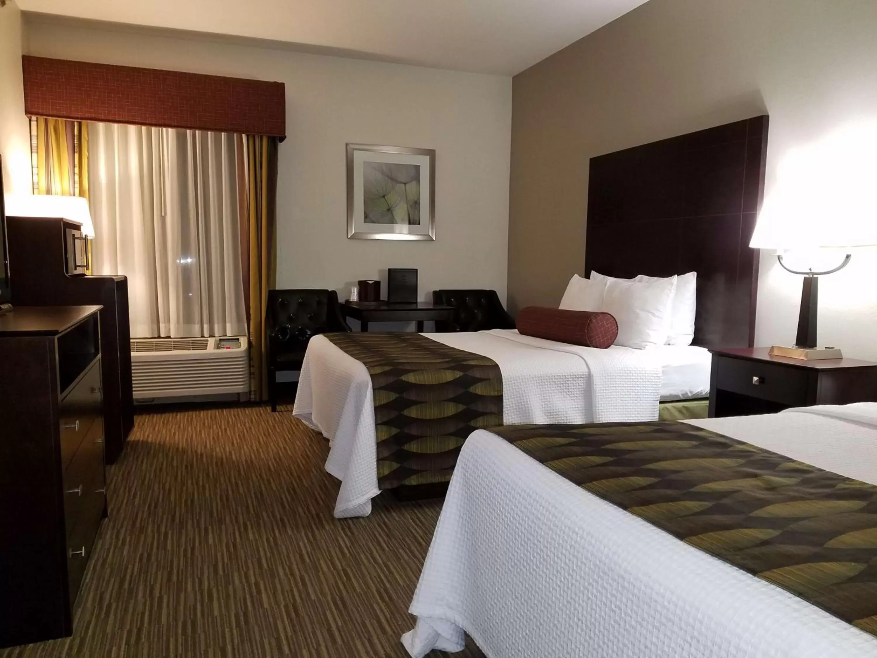 Bedroom, TV/Entertainment Center in Best Western Plus O'hare International South Hotel