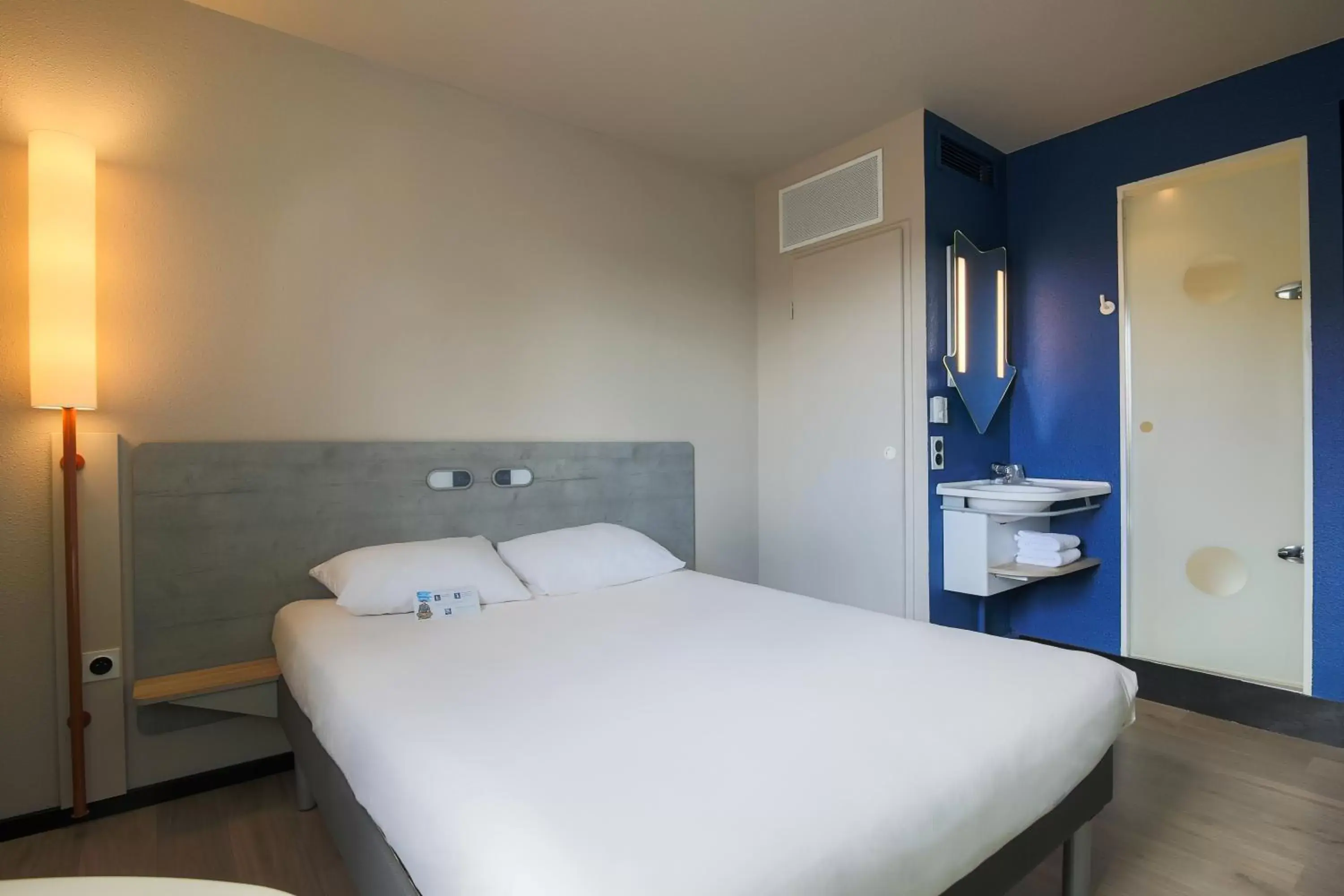 Bedroom, Bed in ibis budget Albi Centre