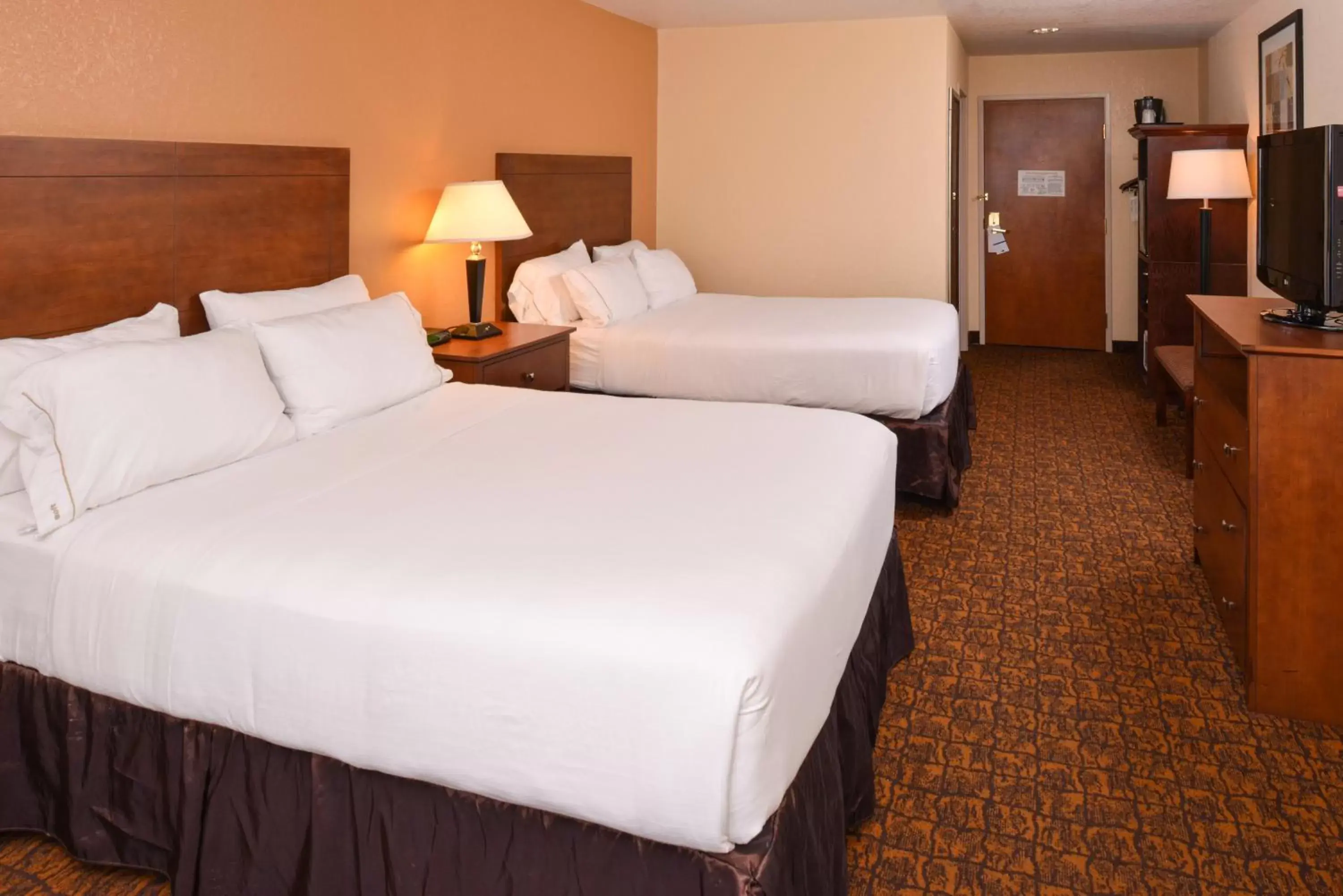 Photo of the whole room, Bed in Holiday Inn Express Morgantown, an IHG Hotel