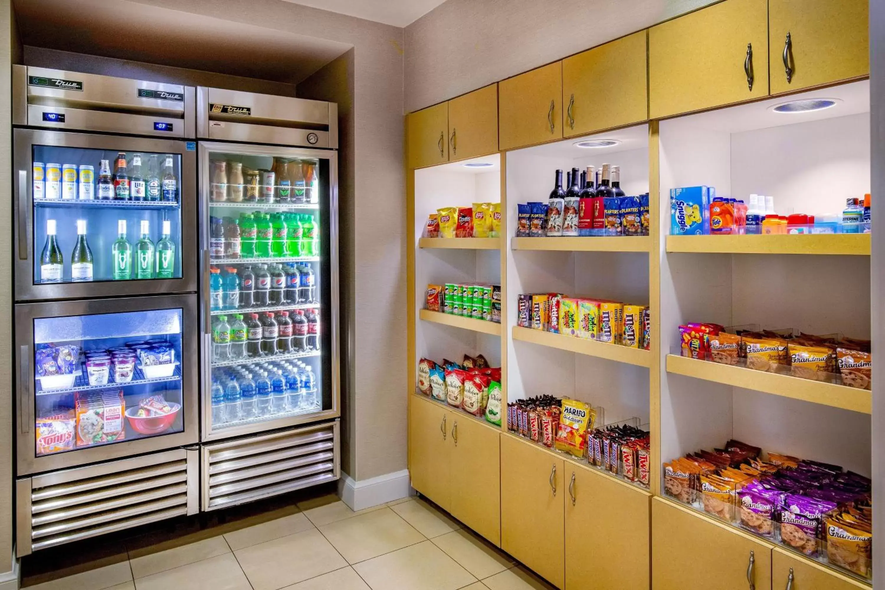 Photo of the whole room, Supermarket/Shops in Residence Inn by Marriott Chesapeake Greenbrier