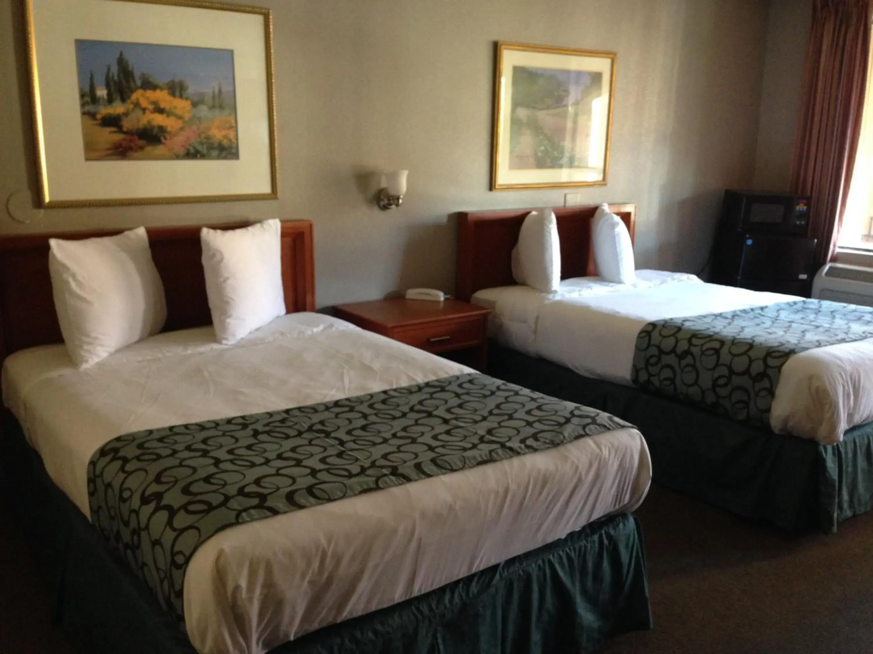 Room with Two Queen Beds in Five Star Inn