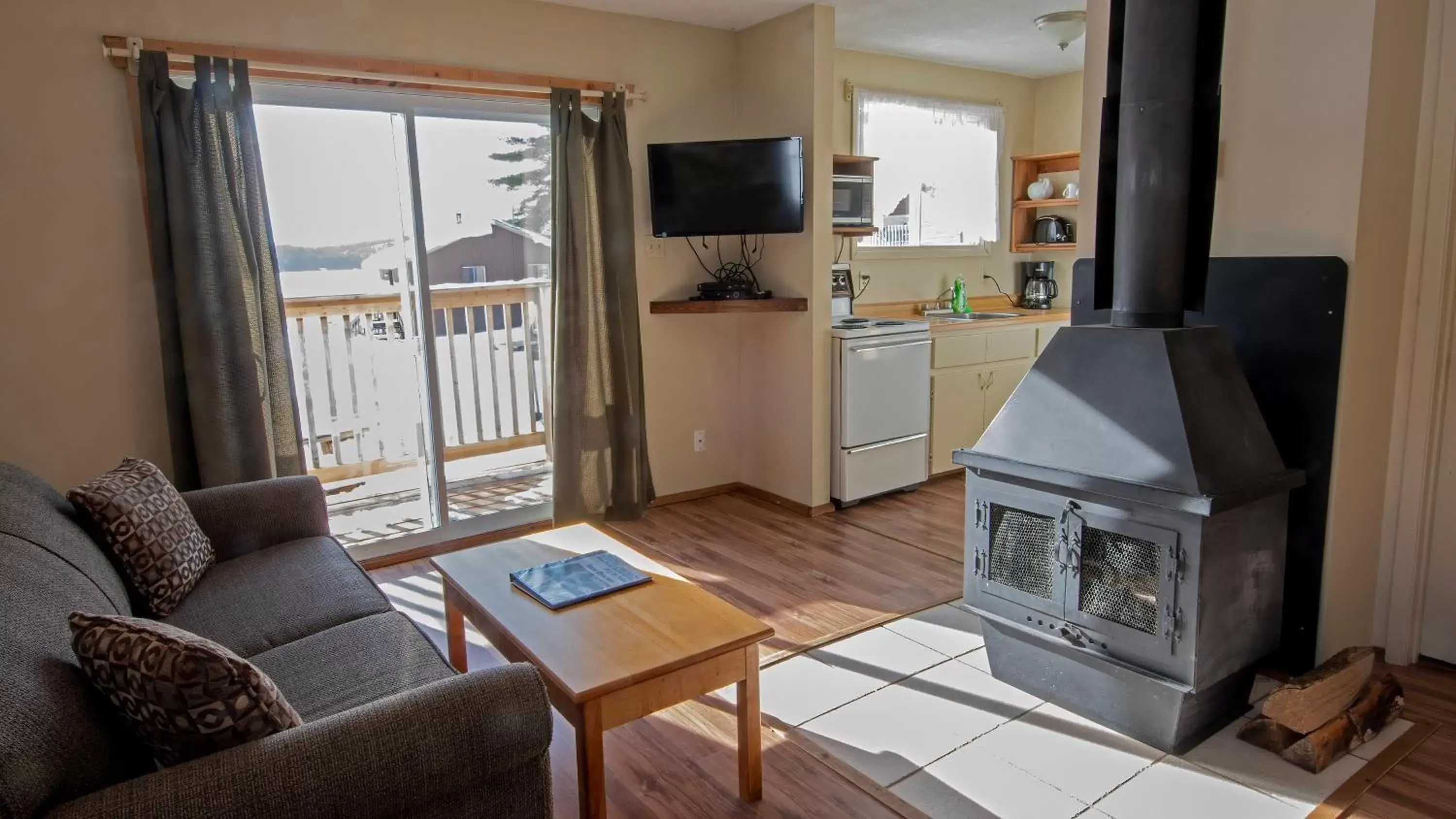 Kitchen or kitchenette, Seating Area in Blue Water Acres